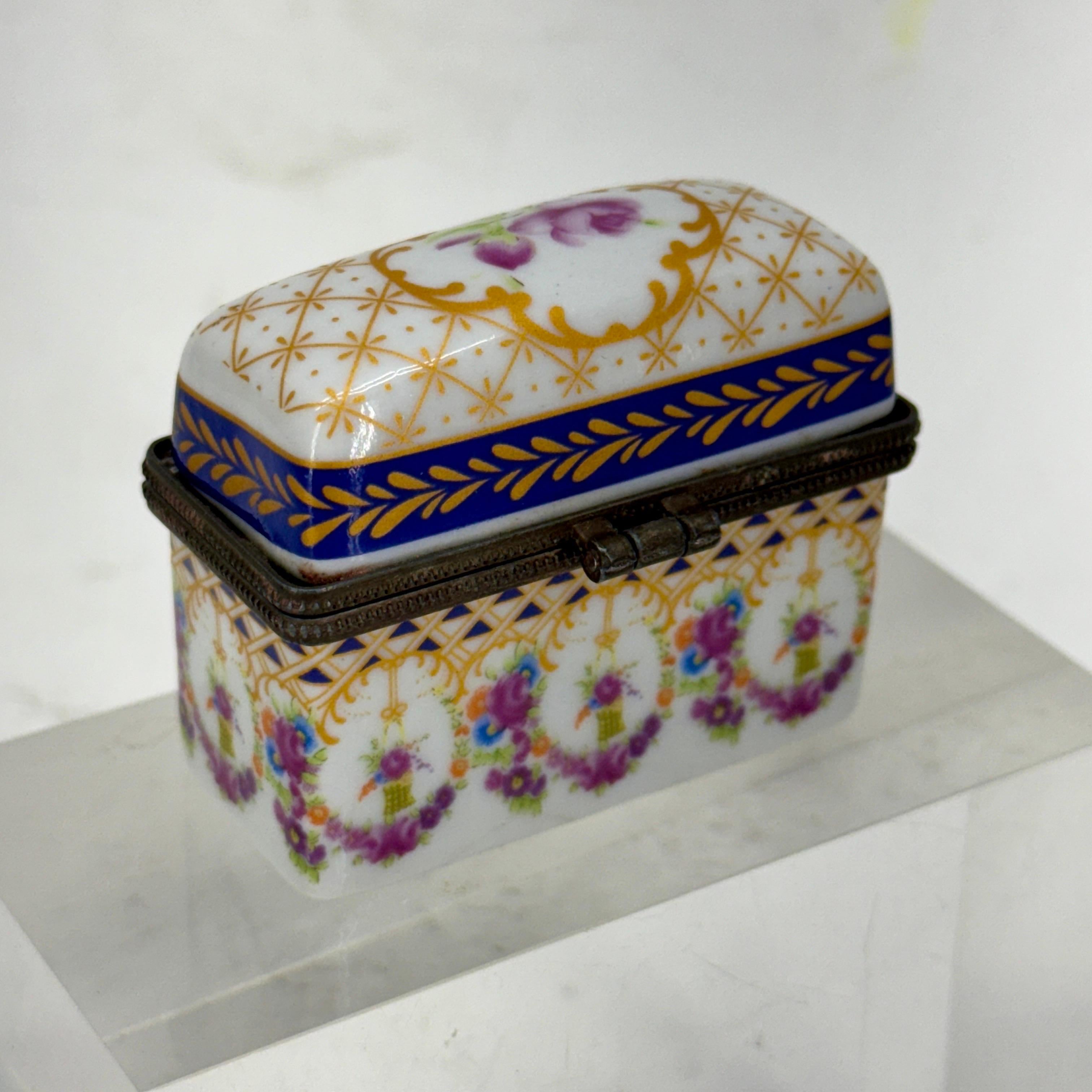 Caja de baratijas francesa de porcelana pintada a mano con motivos florales en venta 2