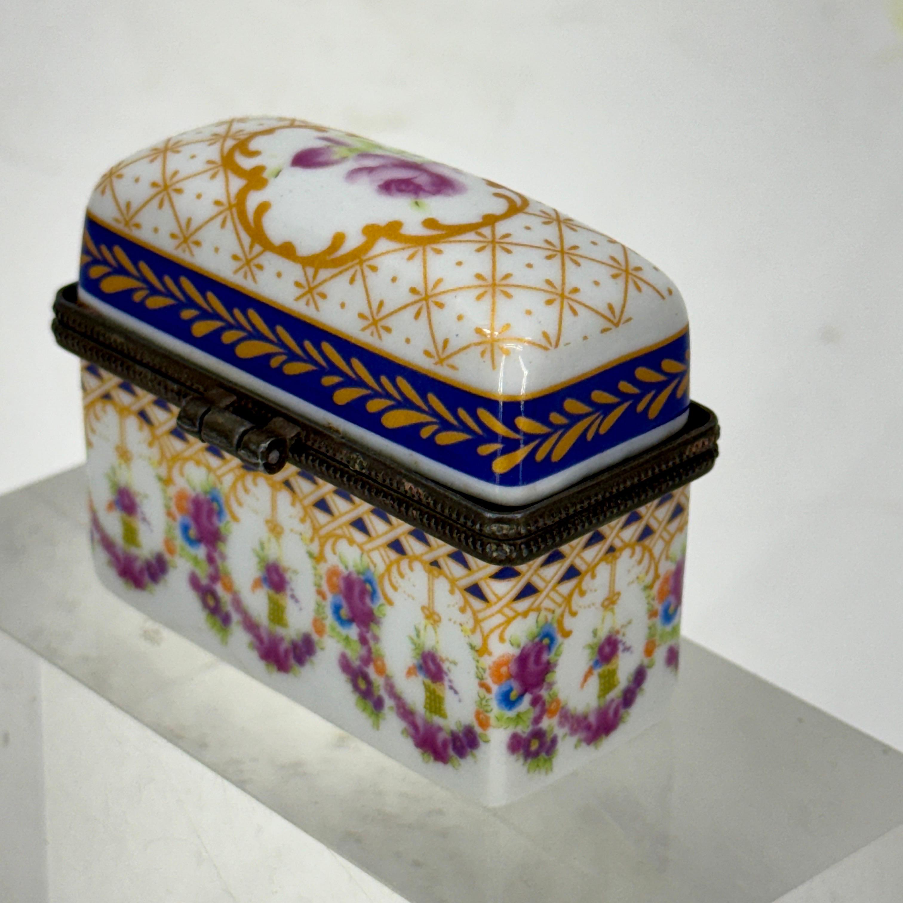 Caja de baratijas francesa de porcelana pintada a mano con motivos florales en venta 3