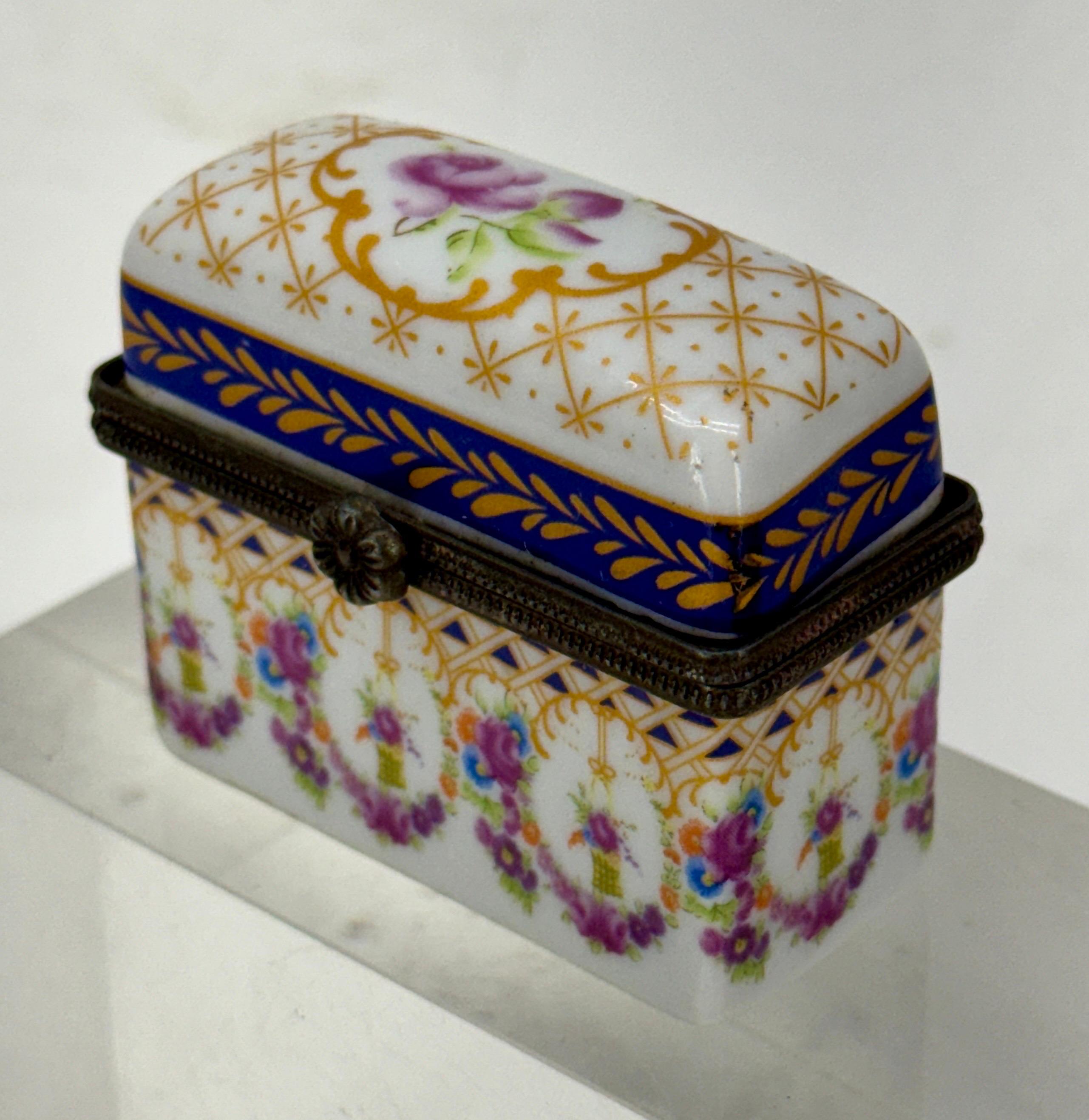 Caja de baratijas francesa de porcelana pintada a mano con motivos florales Provincial francés en venta