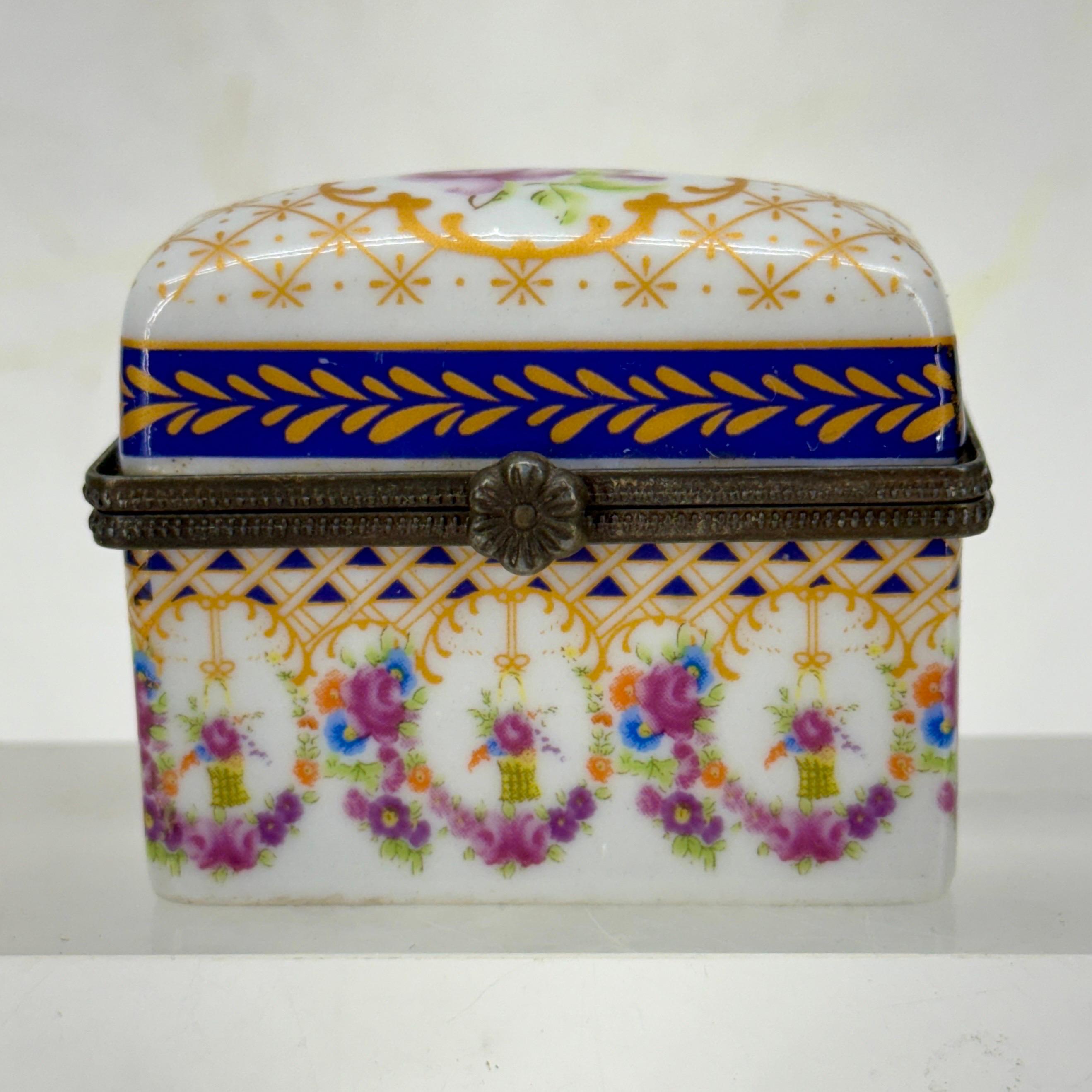 Caja de baratijas francesa de porcelana pintada a mano con motivos florales Francés en venta