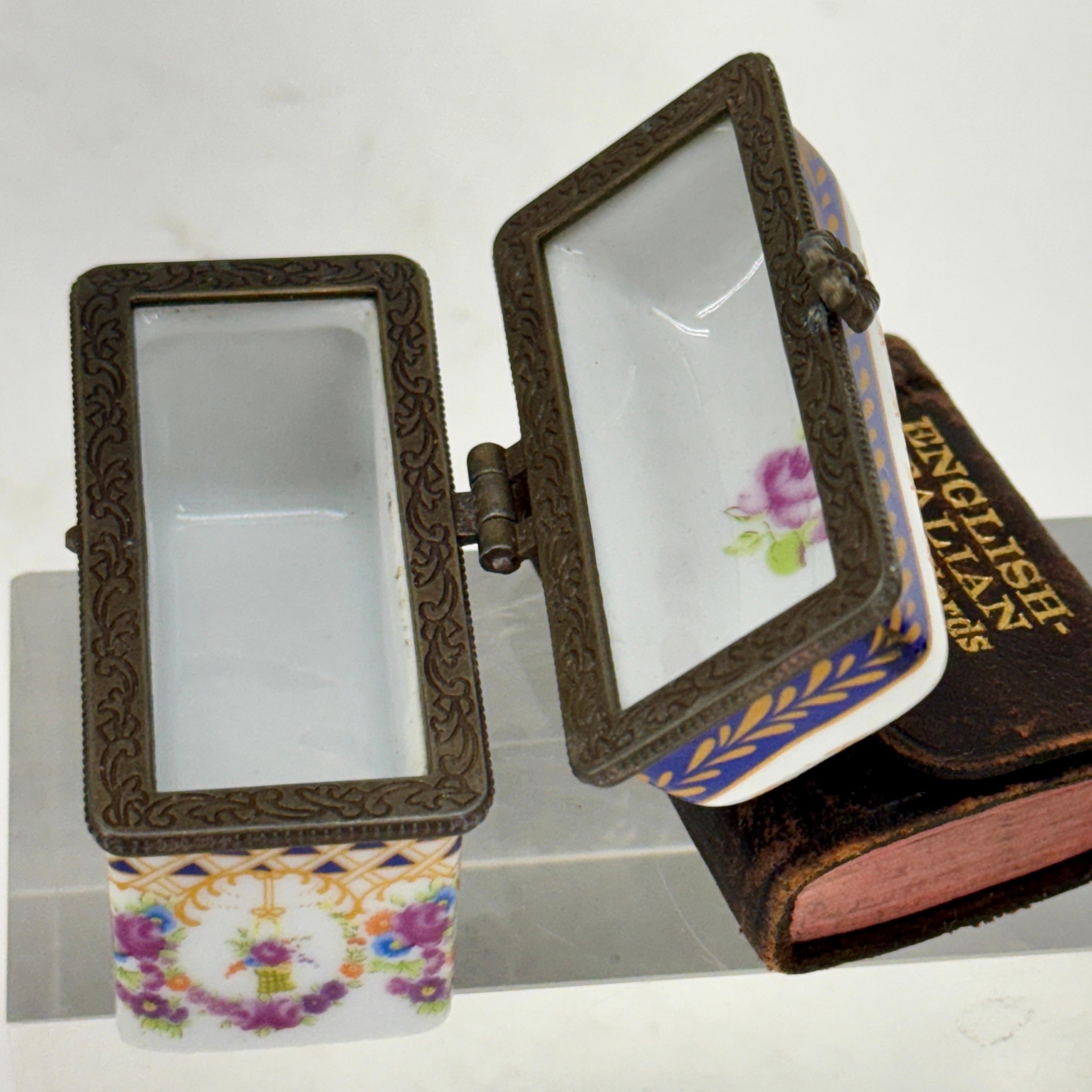 Caja de baratijas francesa de porcelana pintada a mano con motivos florales Oro en venta