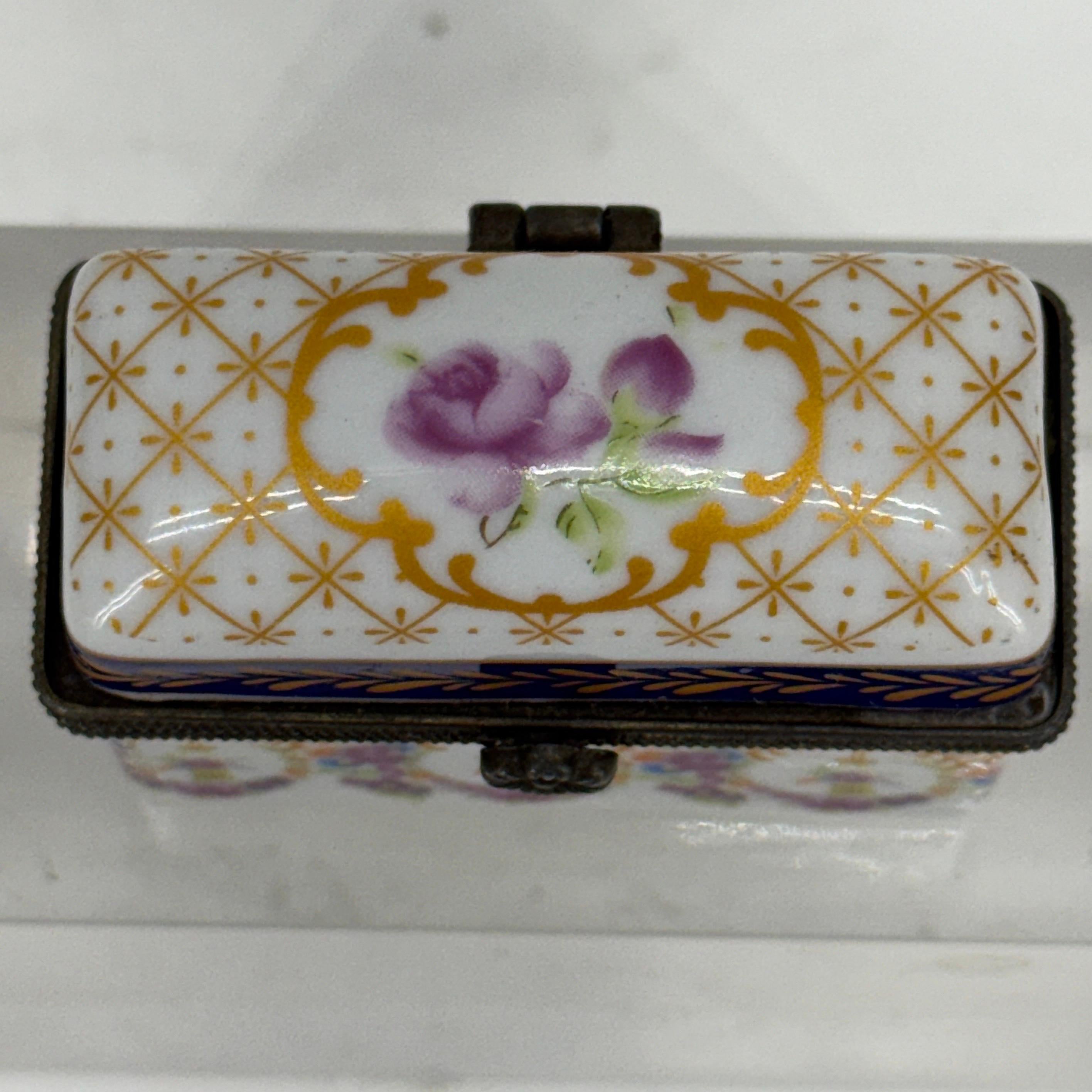 Caja de baratijas francesa de porcelana pintada a mano con motivos florales en venta 1