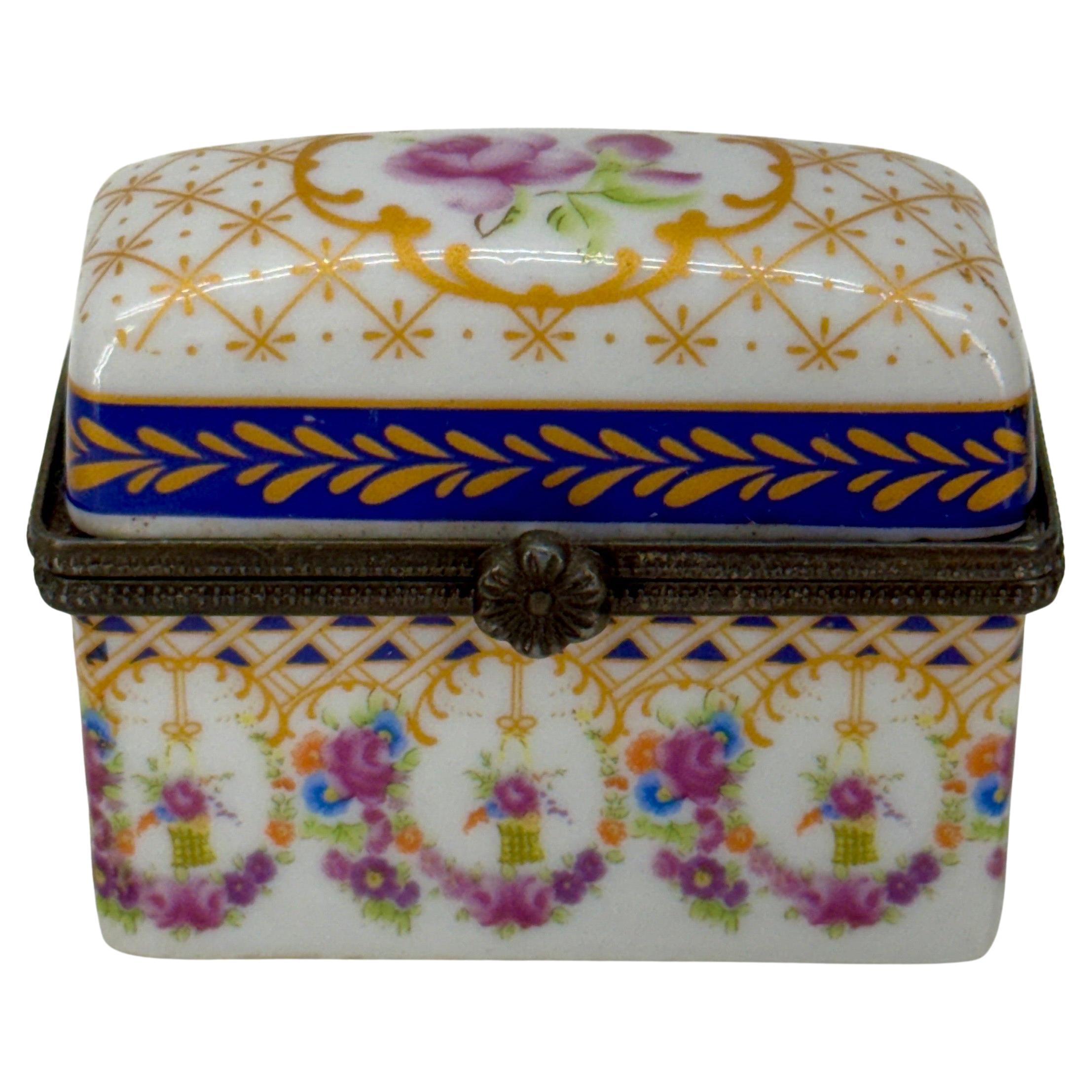 Caja de baratijas francesa de porcelana pintada a mano con motivos florales