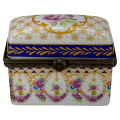 Caja de baratijas francesa de porcelana pintada a mano con motivos florales