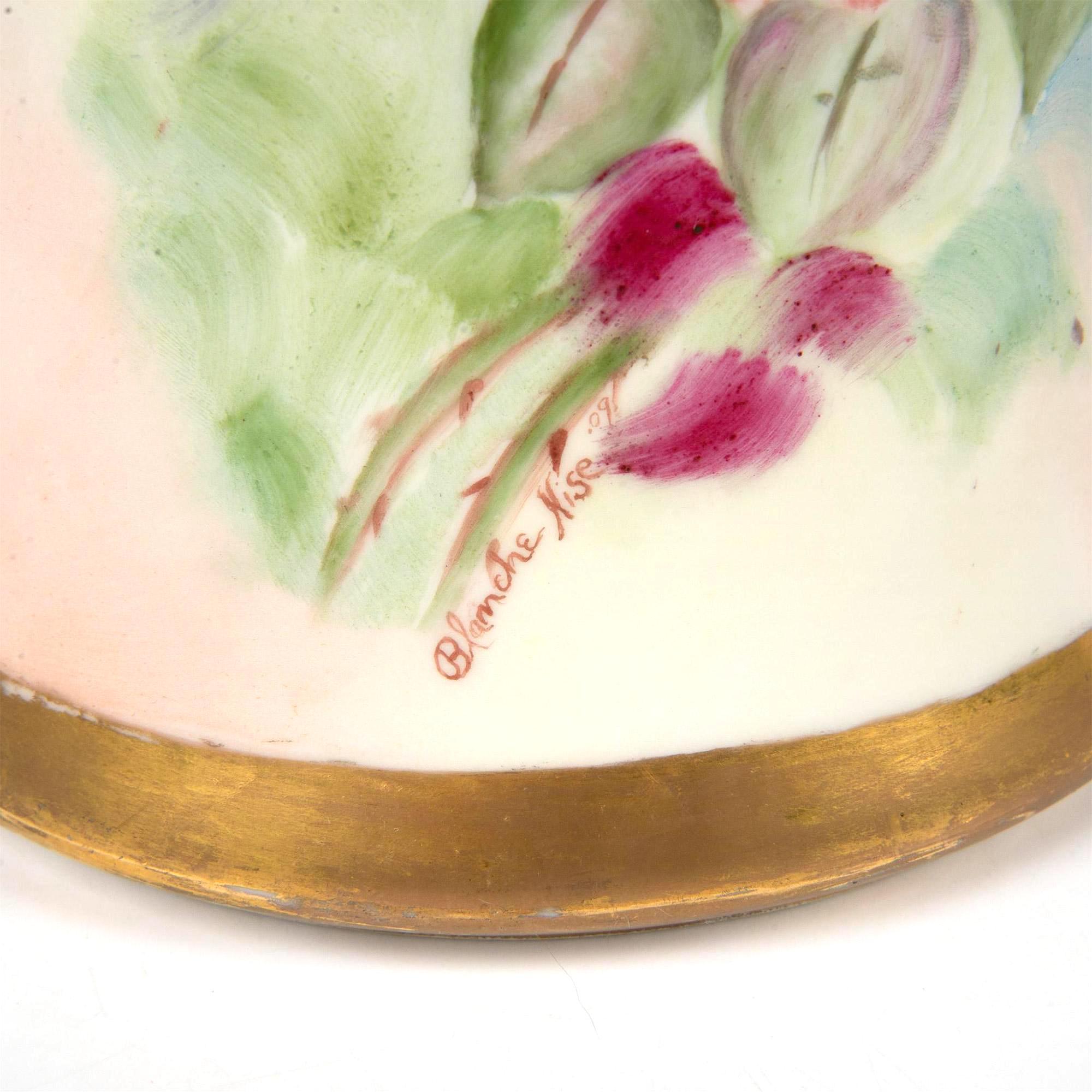 Victorien Vase décoratif français peint et doré à la main avec détails floraux en vente