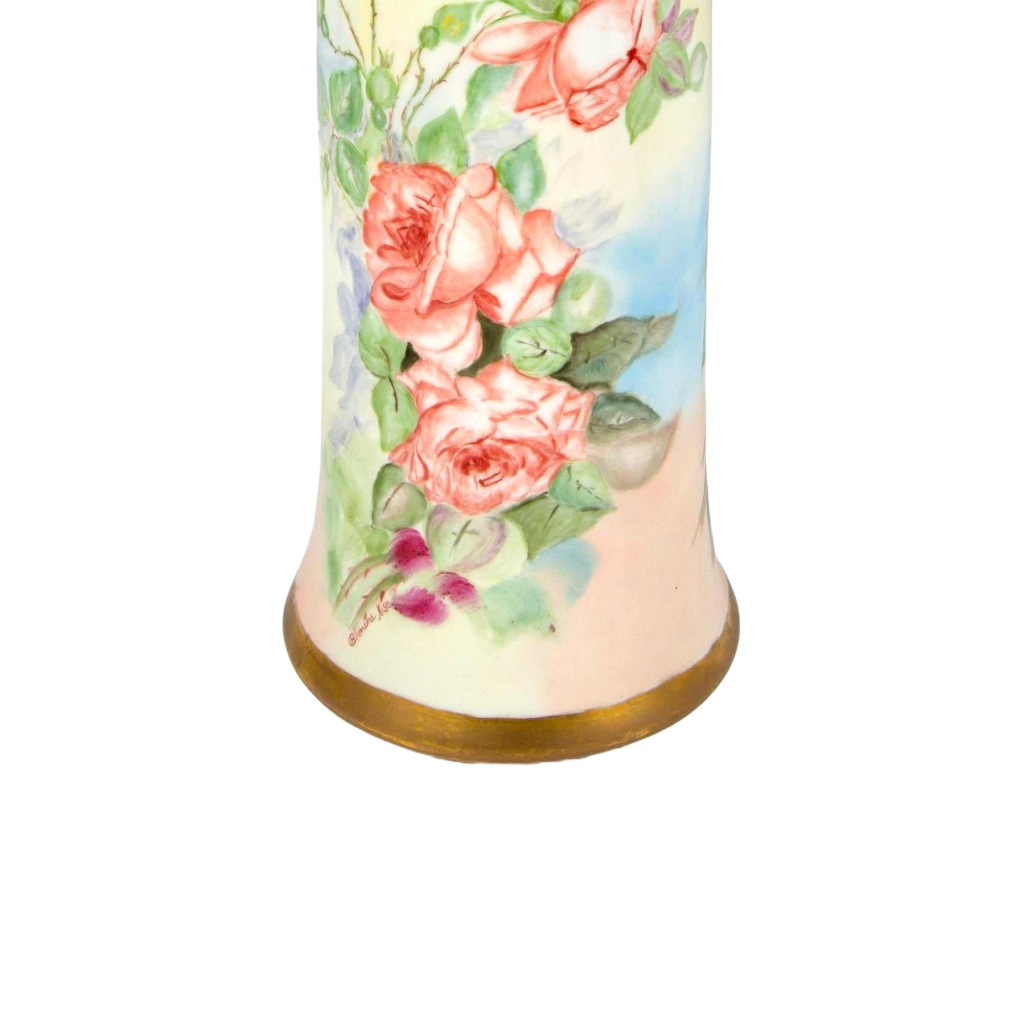 Doré Vase décoratif français peint et doré à la main avec détails floraux en vente