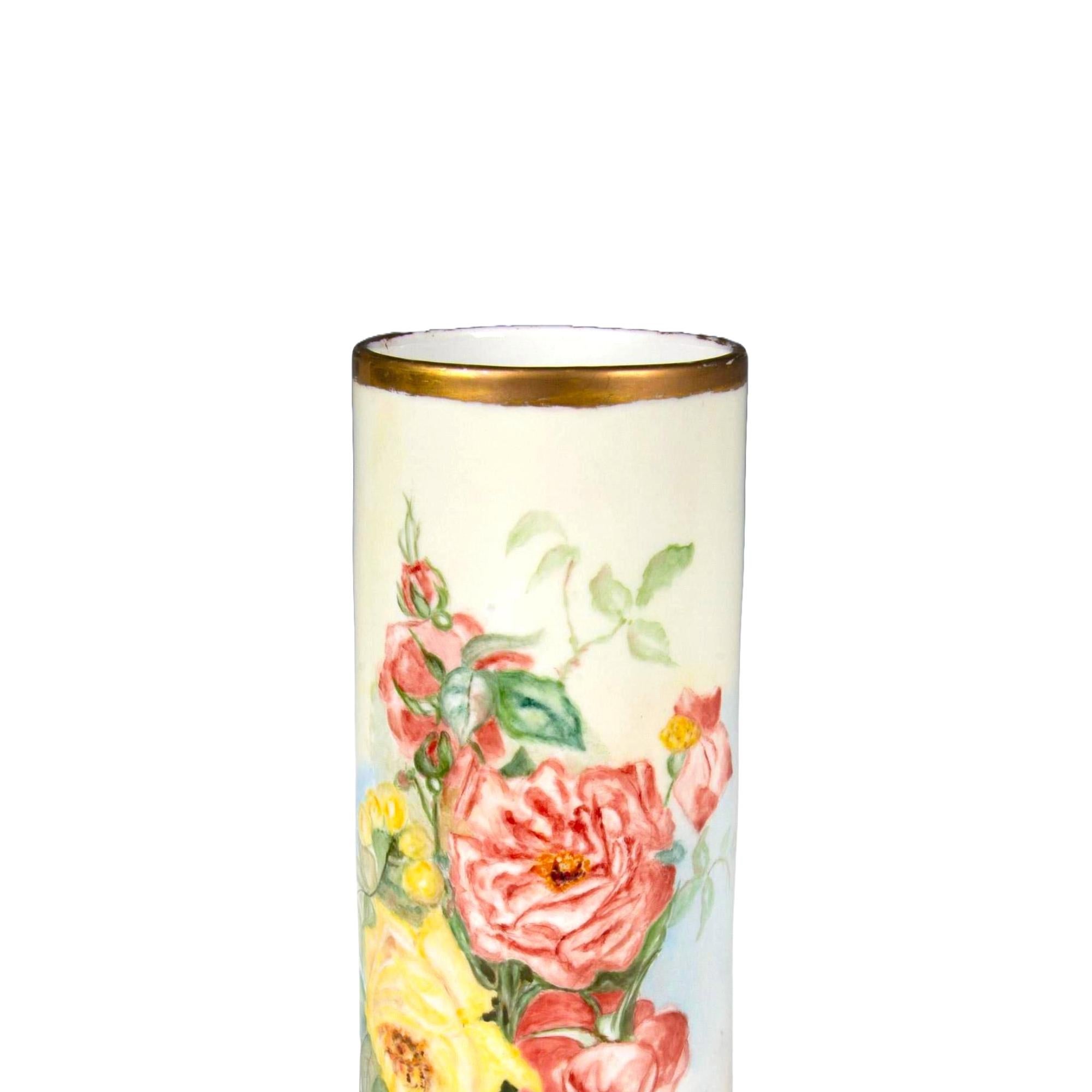 Or Vase décoratif français peint et doré à la main avec détails floraux en vente