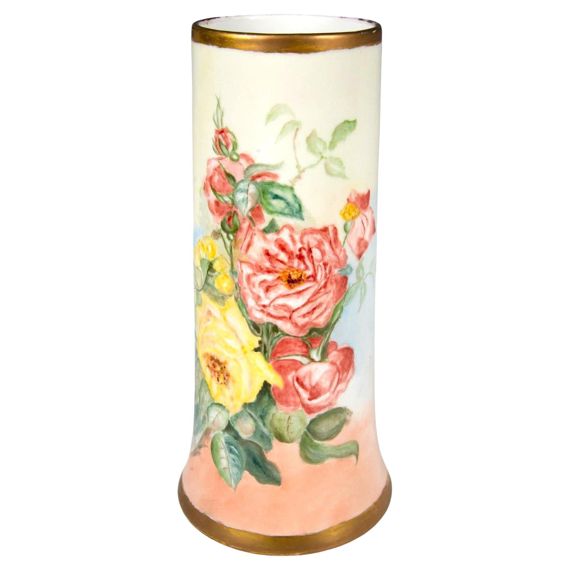 Vase décoratif français peint et doré à la main avec détails floraux en vente