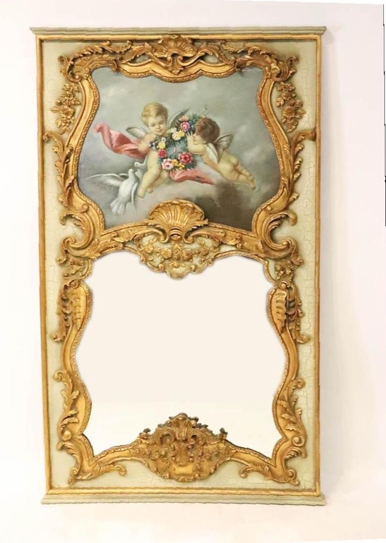 Élevez votre décor avec ce miroir Trumeau du milieu du 20e siècle, peint à la main et décoré de dorures, une pièce qui capture l'essence de l'élégance française et de l'artisanat d'art. Ce miroir présente un design unique et captivant, avec une