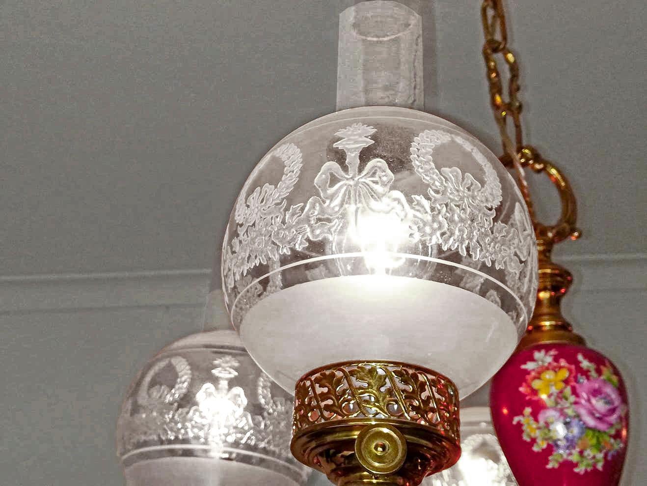 French Hand Painted Pink Porcelain Gilt Brass Engraved Glass Oil Lamp Chandelier For Sale 4