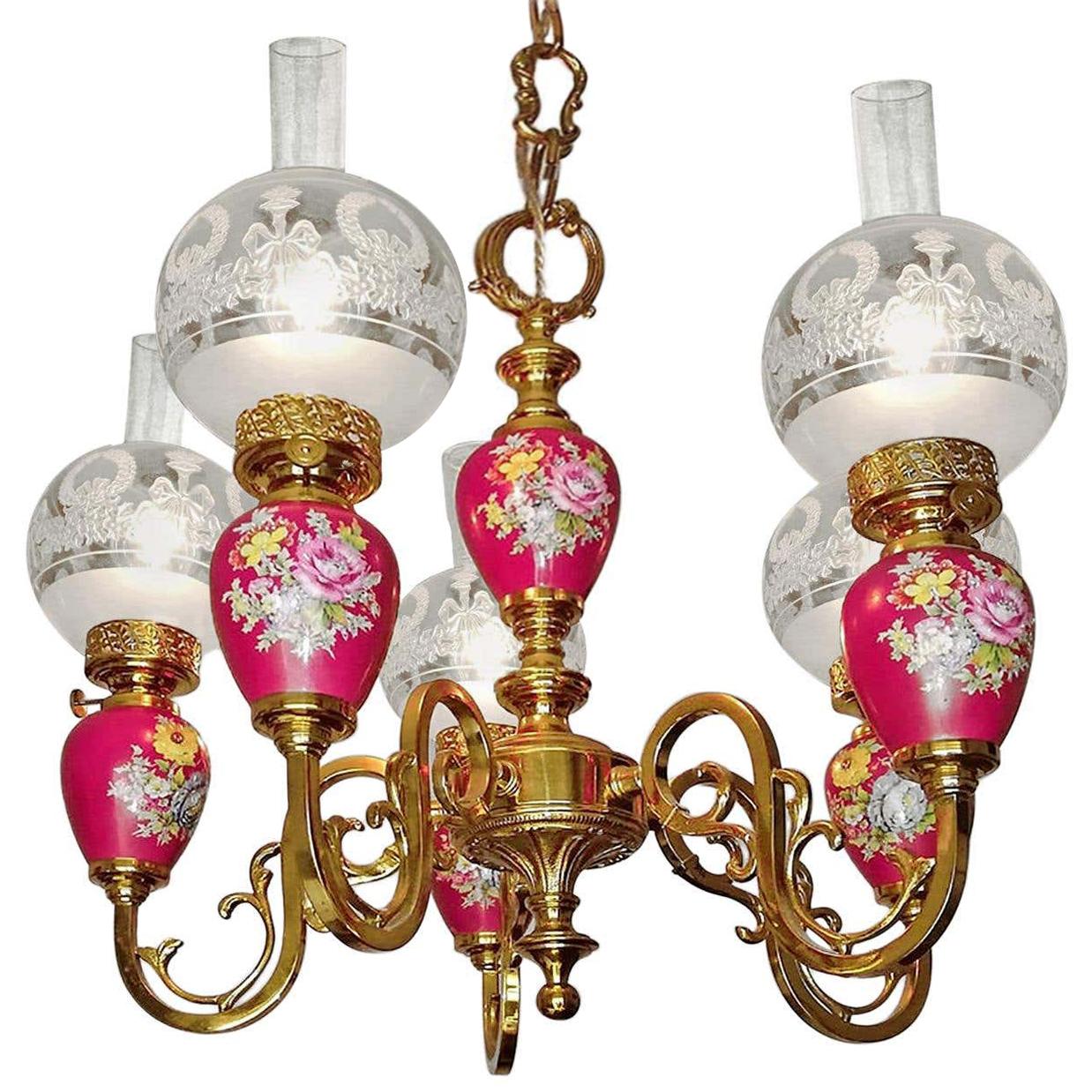 20ième siècle Lampe à huile française en porcelaine rose peinte à la main, laiton doré et verre gravé en vente