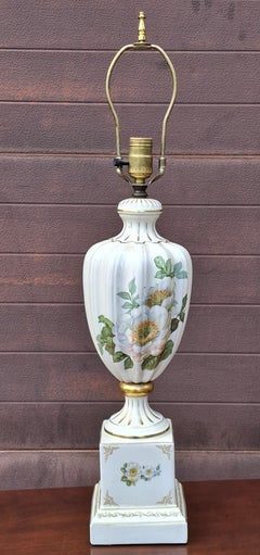 Französische handbemalte Porzellan-Tischlampe mit Blumenmotiv und vergoldeten Akzenten