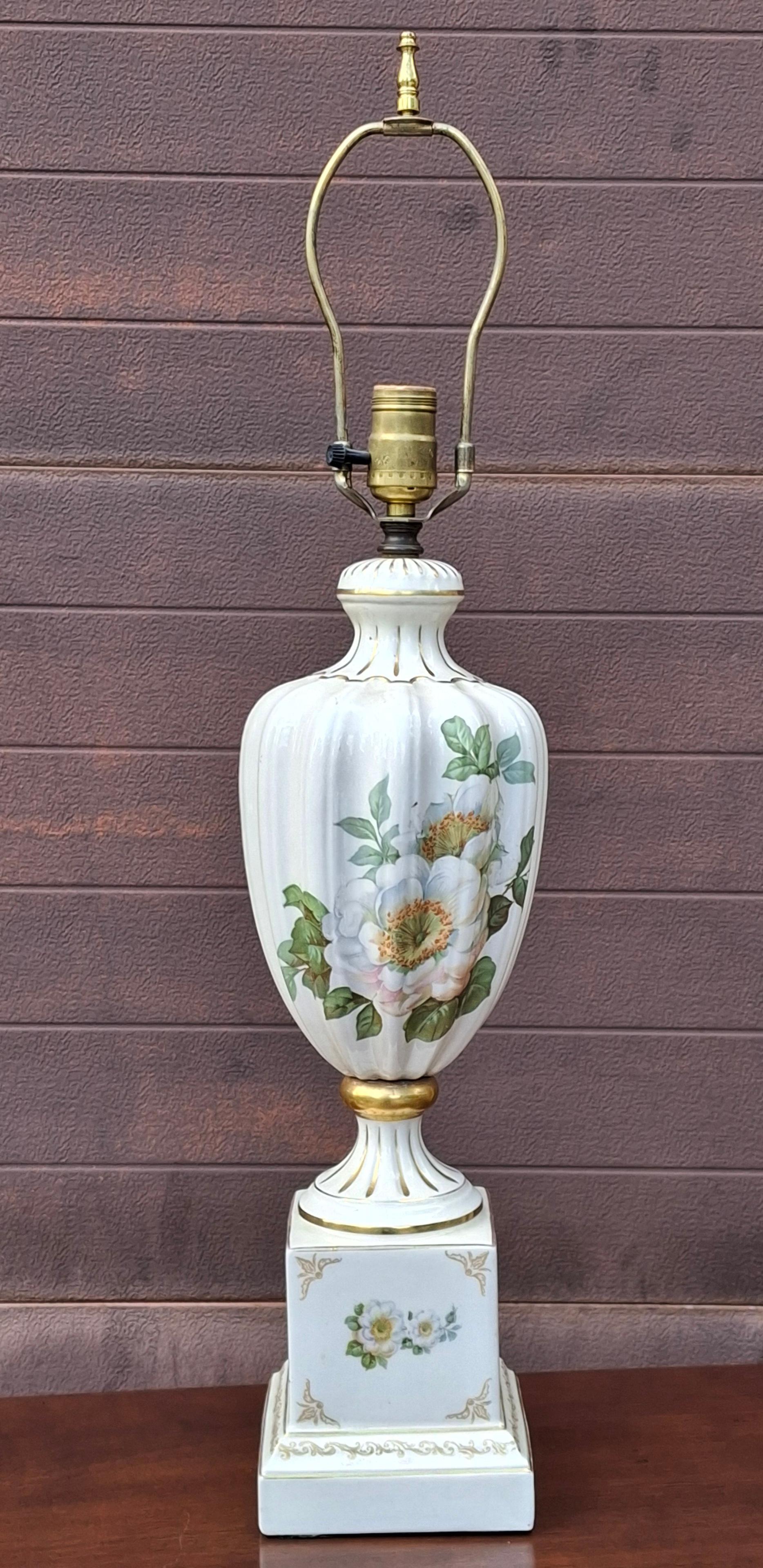 Beaux-Arts French Hand-Painted Porcelain Table Lamp with a Floral Motif and Gilt Accents en vente