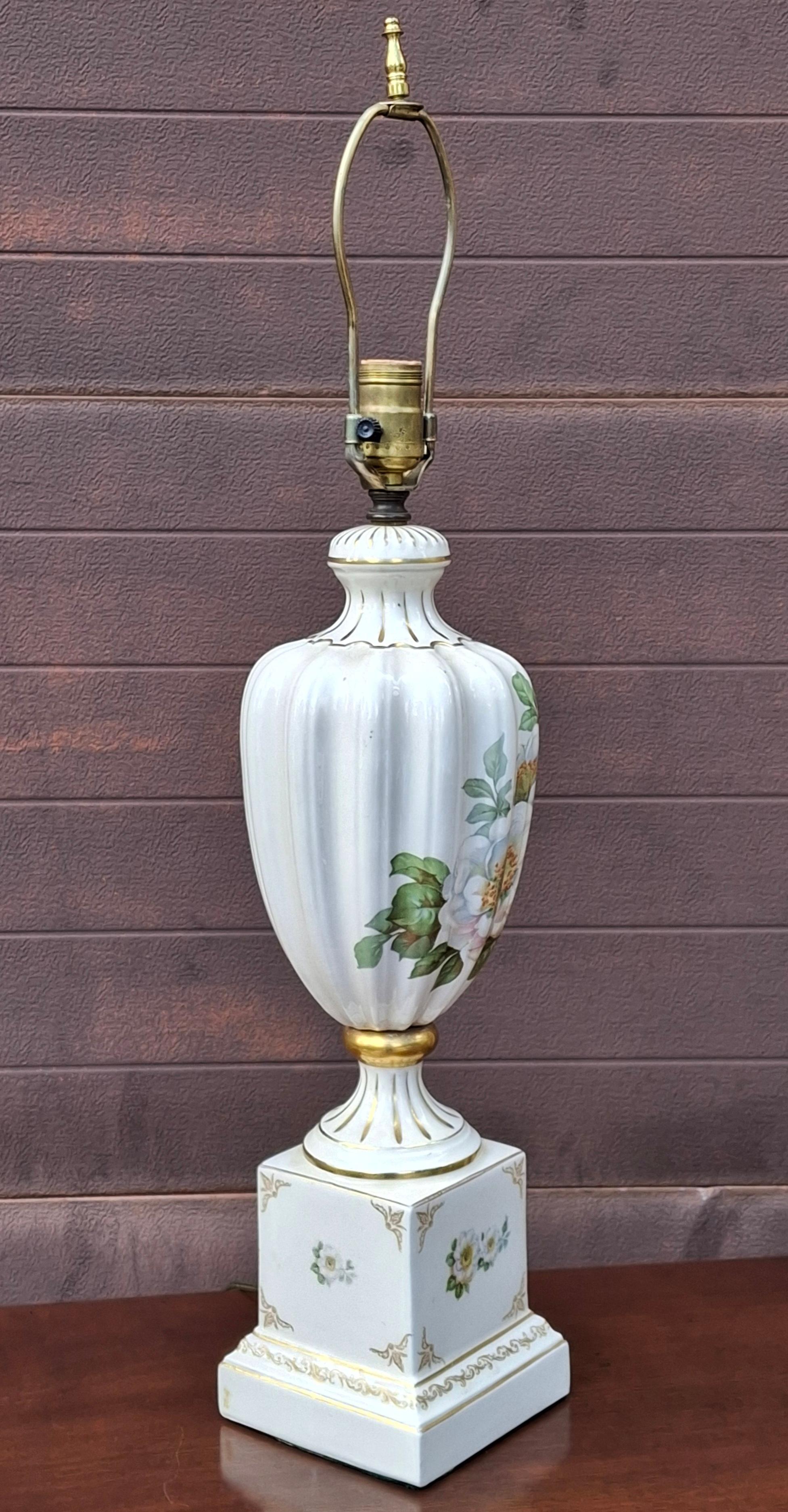 Inconnu French Hand-Painted Porcelain Table Lamp with a Floral Motif and Gilt Accents en vente