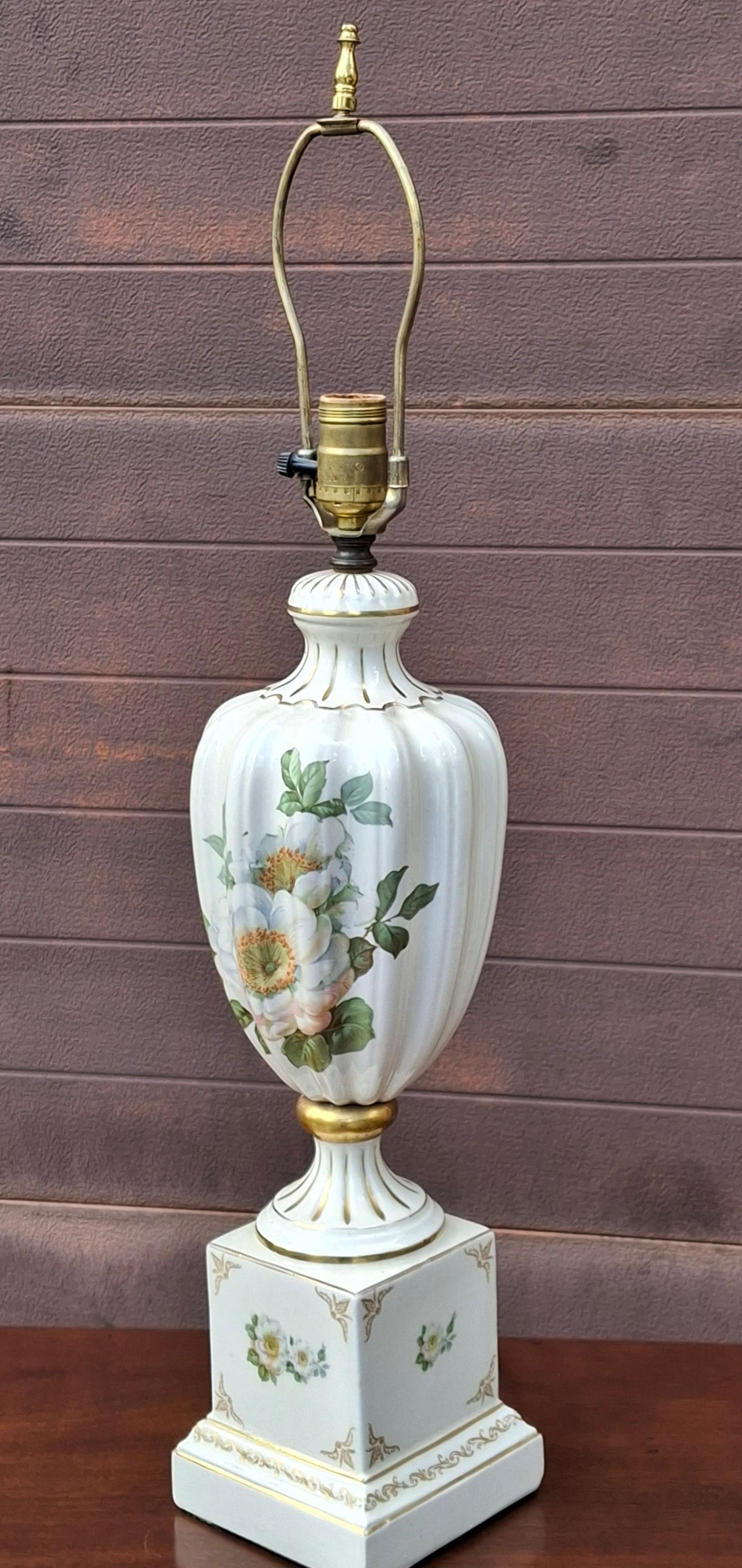 Ferronnerie French Hand-Painted Porcelain Table Lamp with a Floral Motif and Gilt Accents en vente