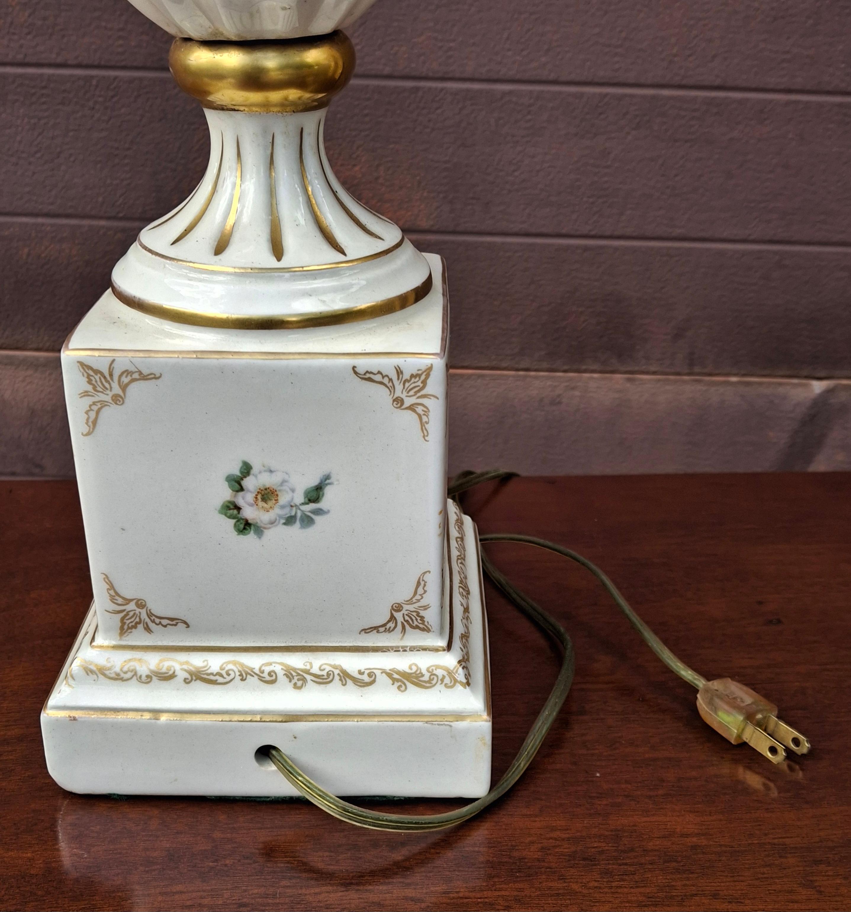 French Hand-Painted Porcelain Table Lamp with a Floral Motif and Gilt Accents Bon état - En vente à Germantown, MD