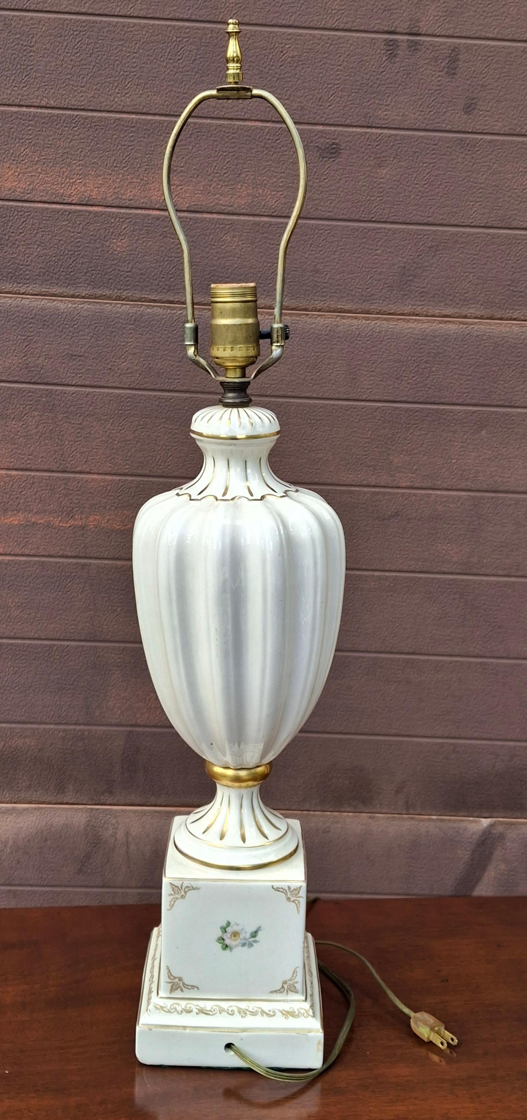 20ième siècle French Hand-Painted Porcelain Table Lamp with a Floral Motif and Gilt Accents en vente