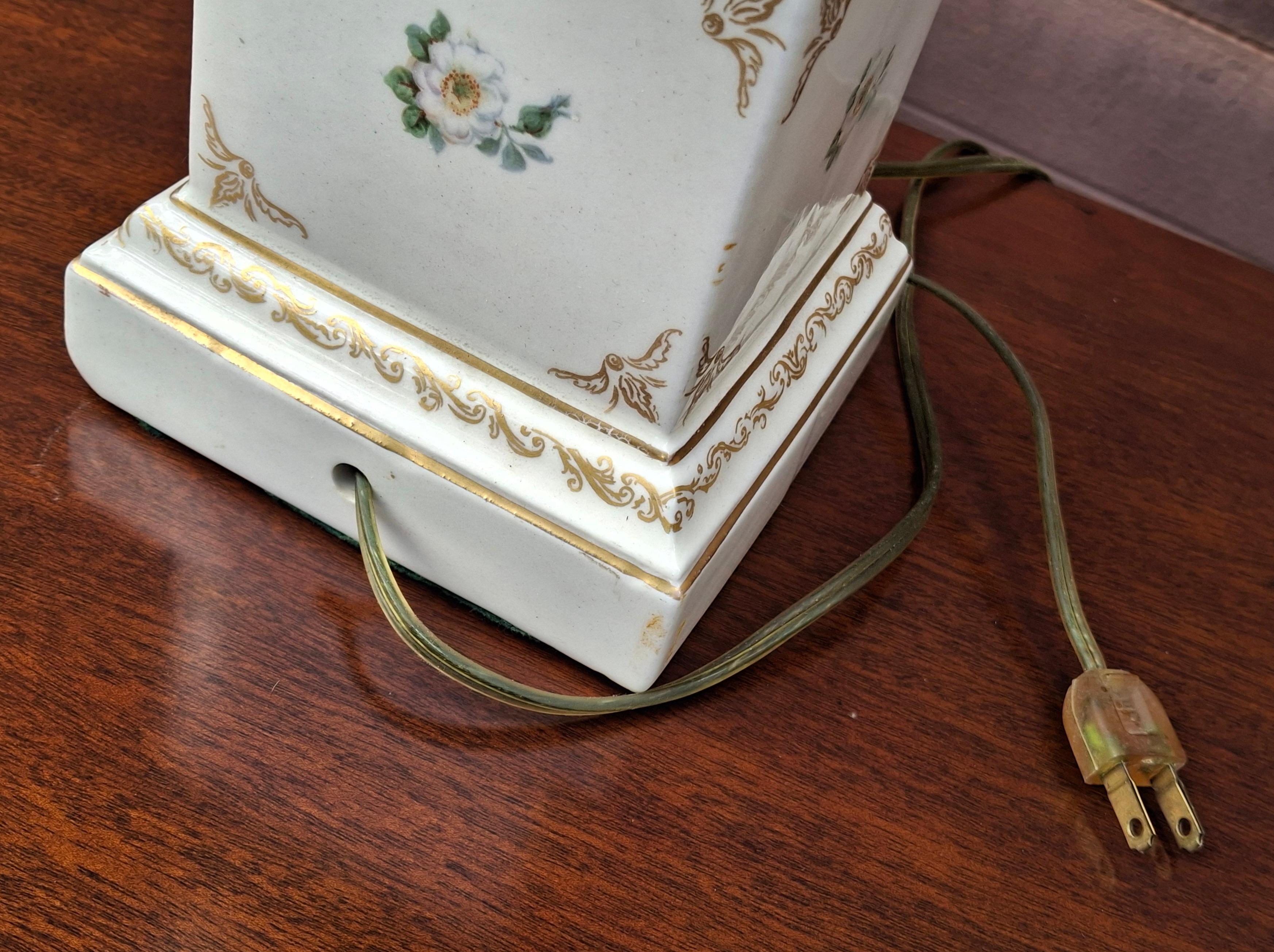 Bronze French Hand-Painted Porcelain Table Lamp with a Floral Motif and Gilt Accents en vente