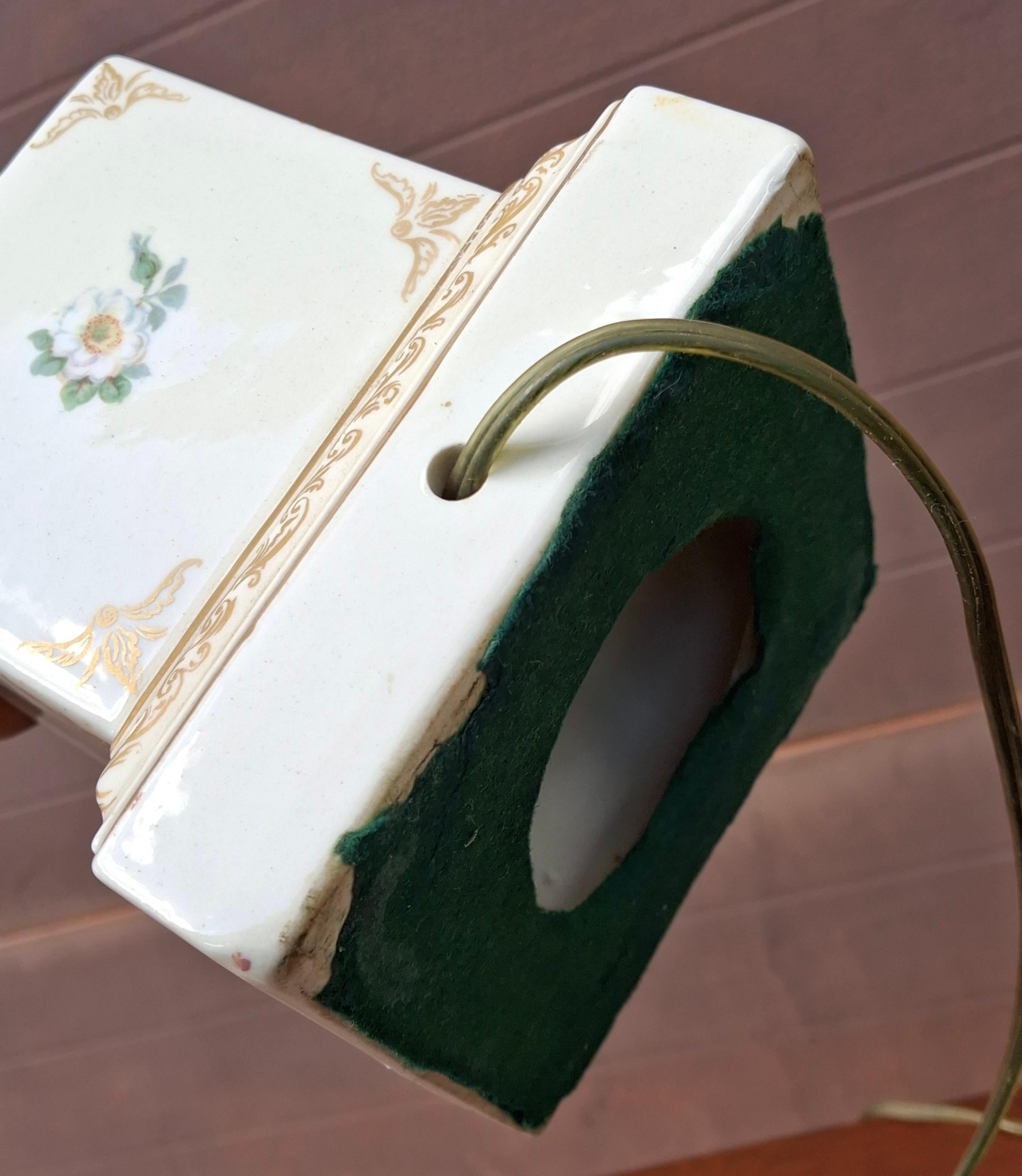 French Hand-Painted Porcelain Table Lamp with a Floral Motif and Gilt Accents en vente 1
