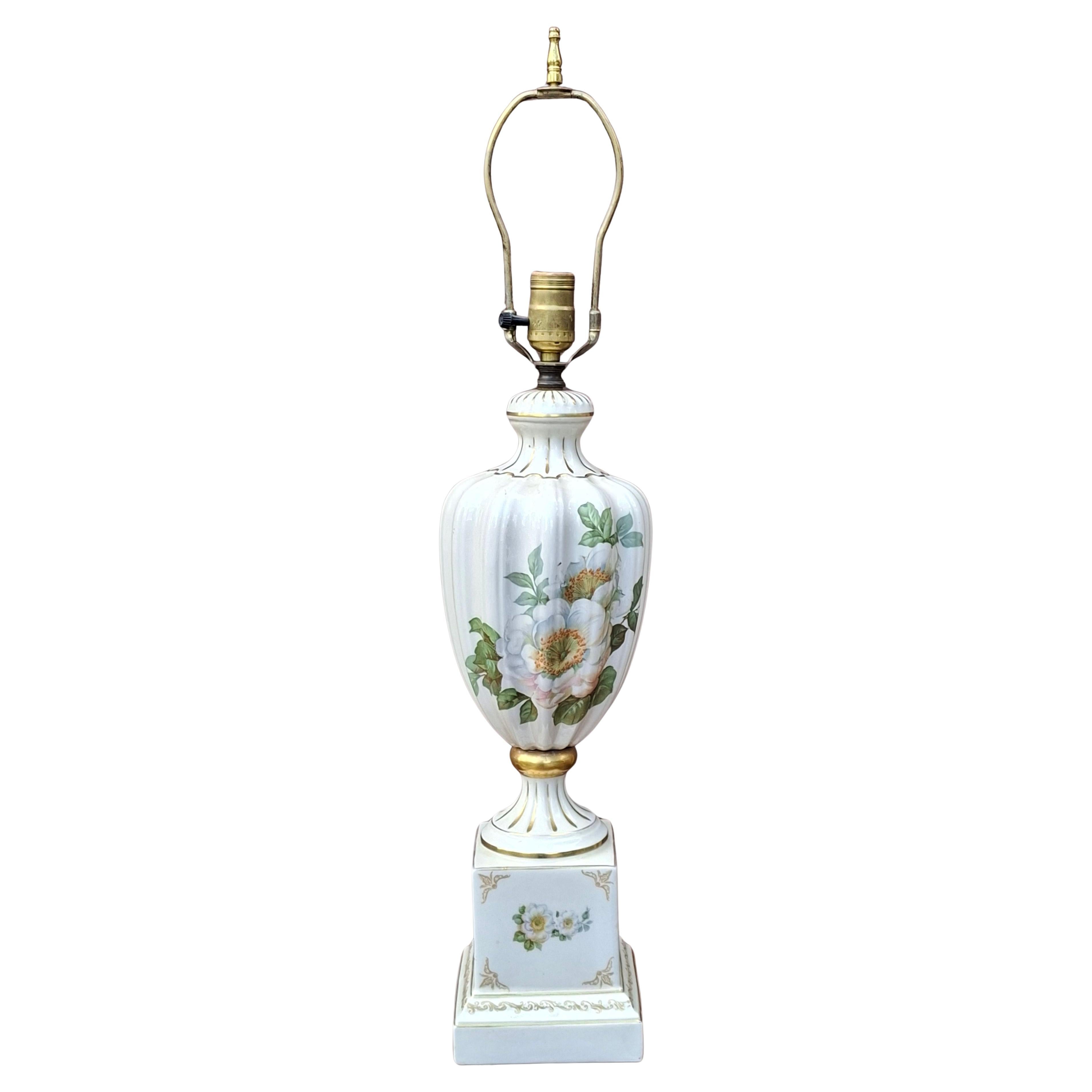 French Hand-Painted Porcelain Table Lamp with a Floral Motif and Gilt Accents en vente