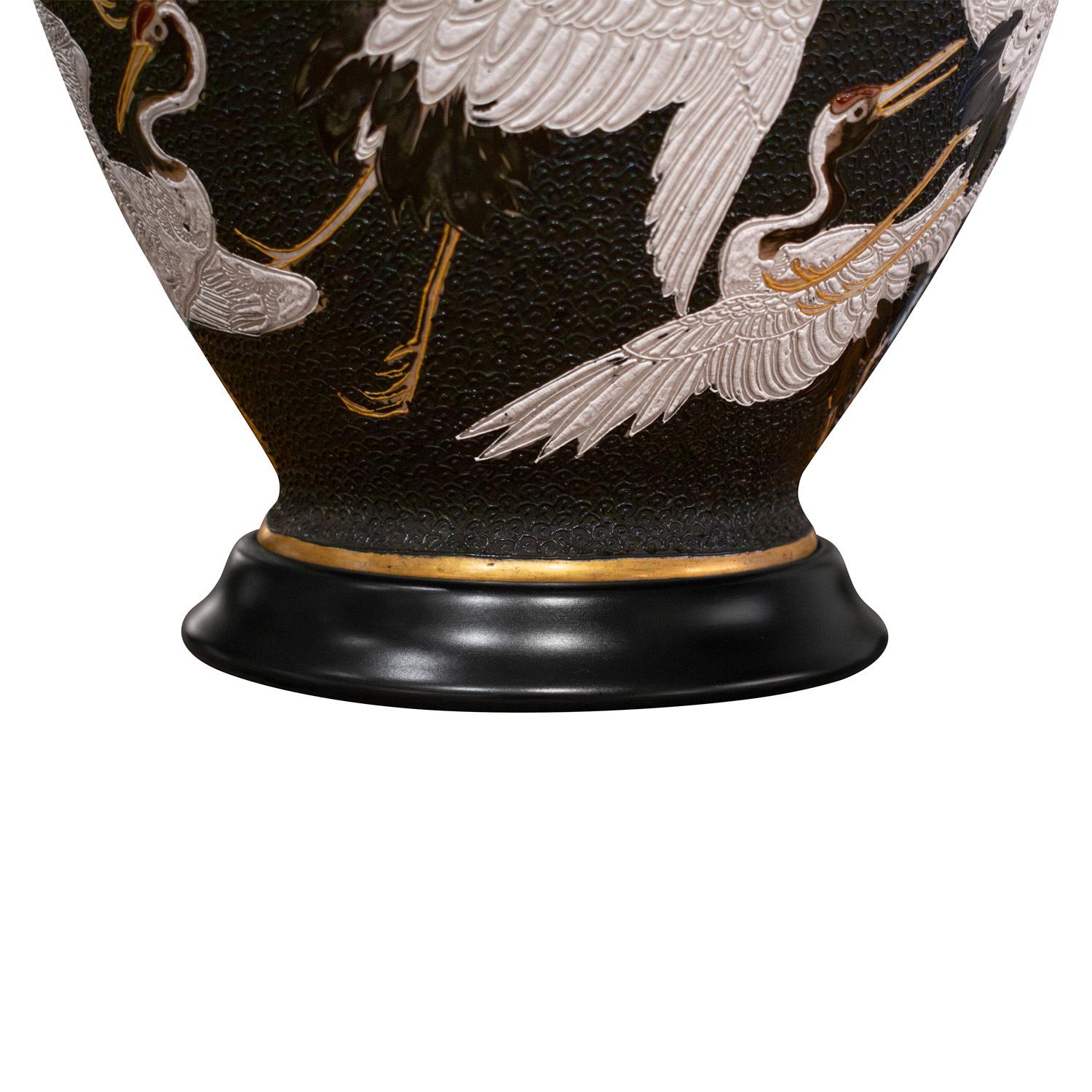 Français Lampe de table en porcelaine peinte à la main avec motif de Cranes, années 1950 en vente