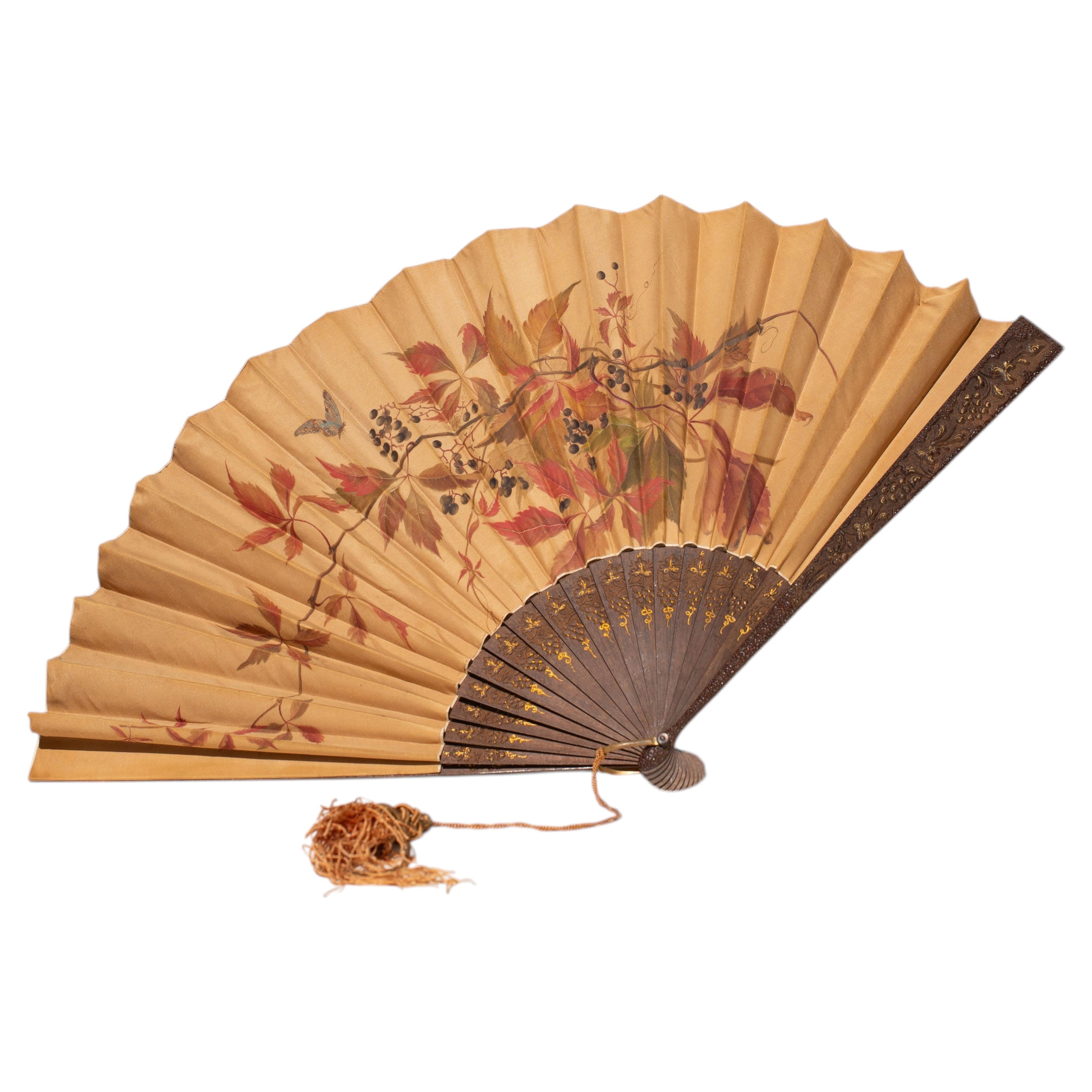 Französischer handbemalter Seidenfächer, Schmetterling und Laub, geschnitzt und vergoldetes Holz, 1890er Jahre im Angebot