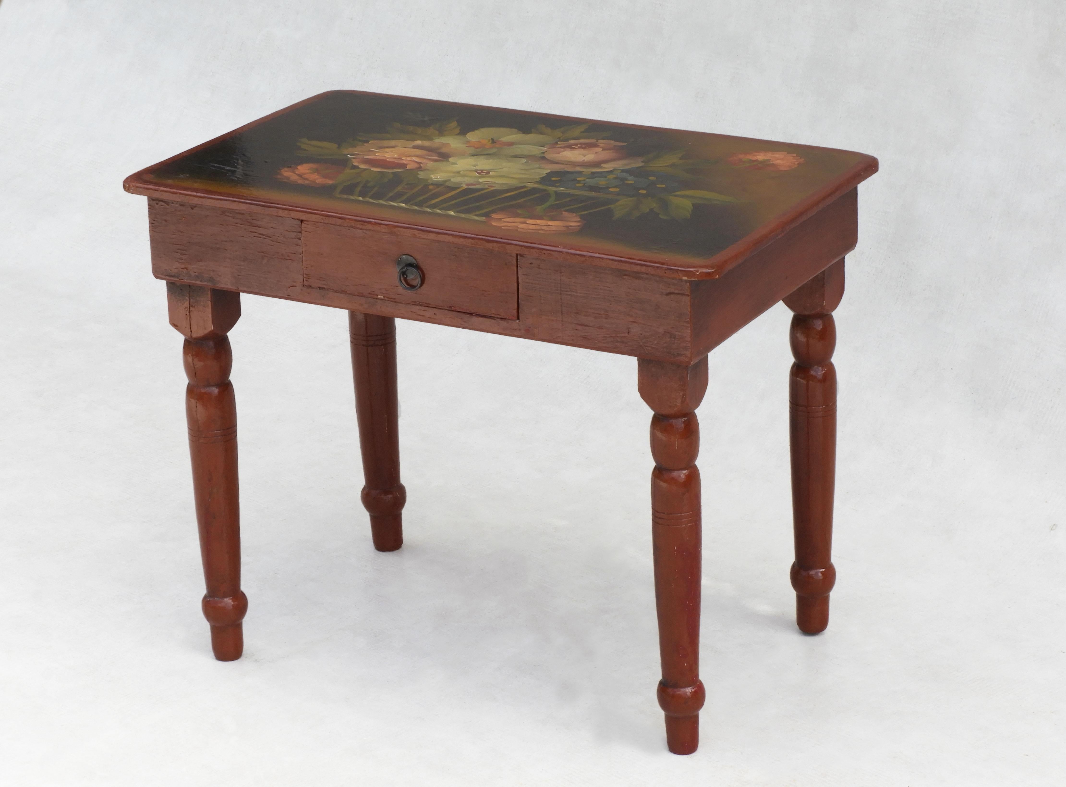 French Hand Painted Side Table Early 20th Century Folk Art  In Good Condition For Sale In Trensacq, FR