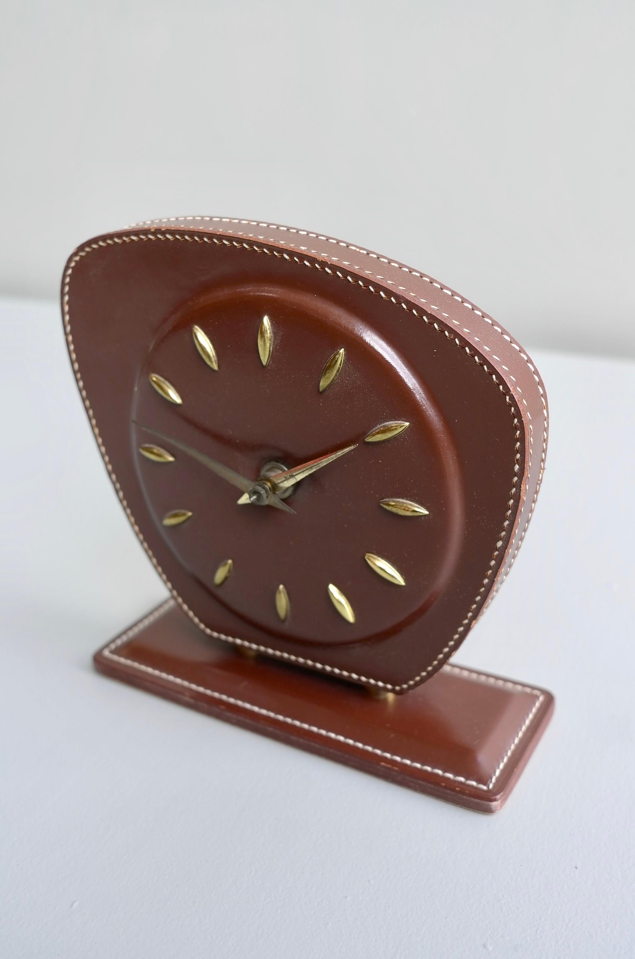 Mid-Century Modern French Handstitched Brown Leather Clock, Jacques Adnet Attributed, 1950s For Sale