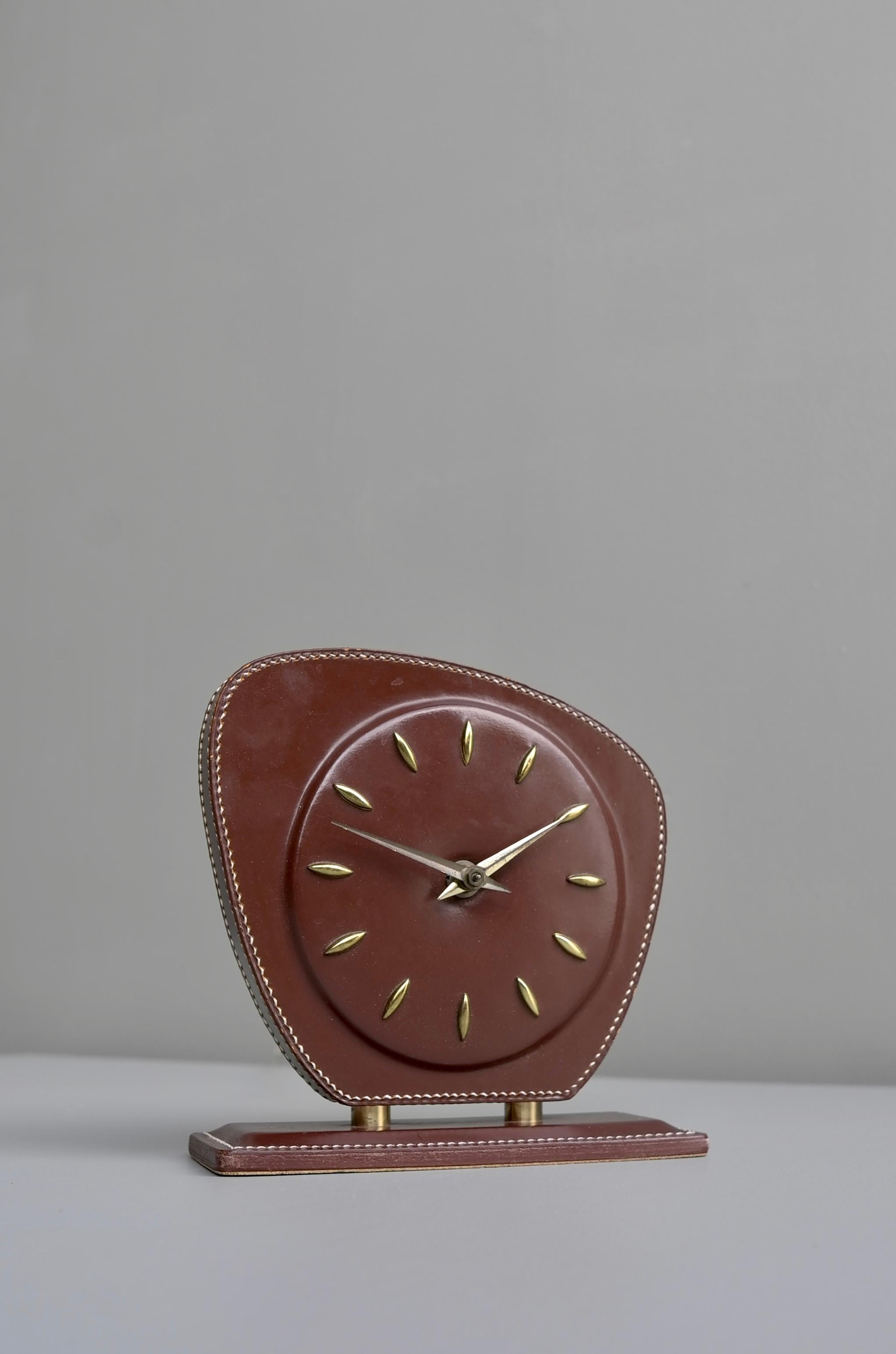 Français Horloge française en cuir marron cousue à la main, attribuée à Jacques Adnet, années 1950 en vente