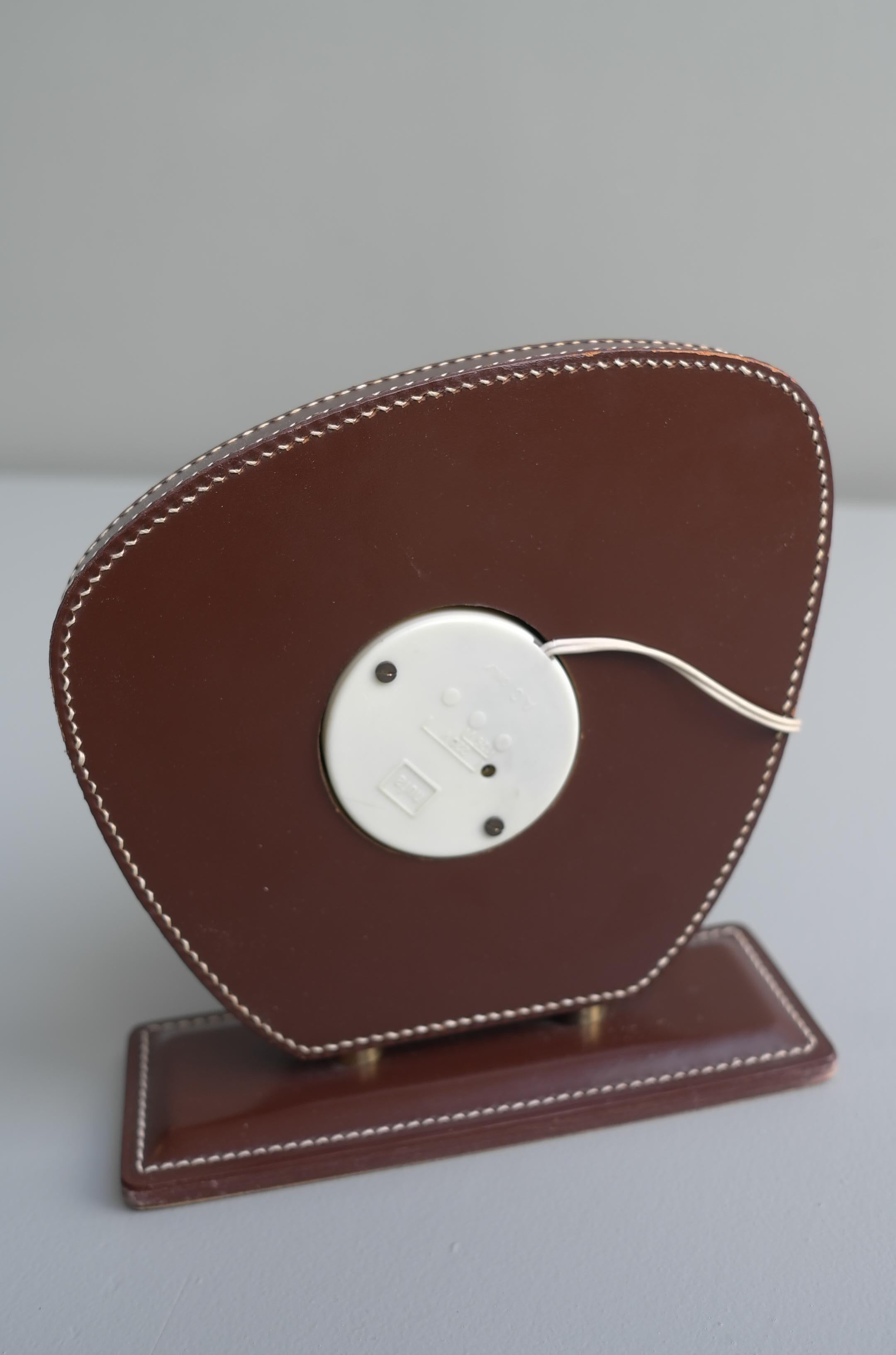 Laiton Horloge française en cuir marron cousue à la main, attribuée à Jacques Adnet, années 1950 en vente