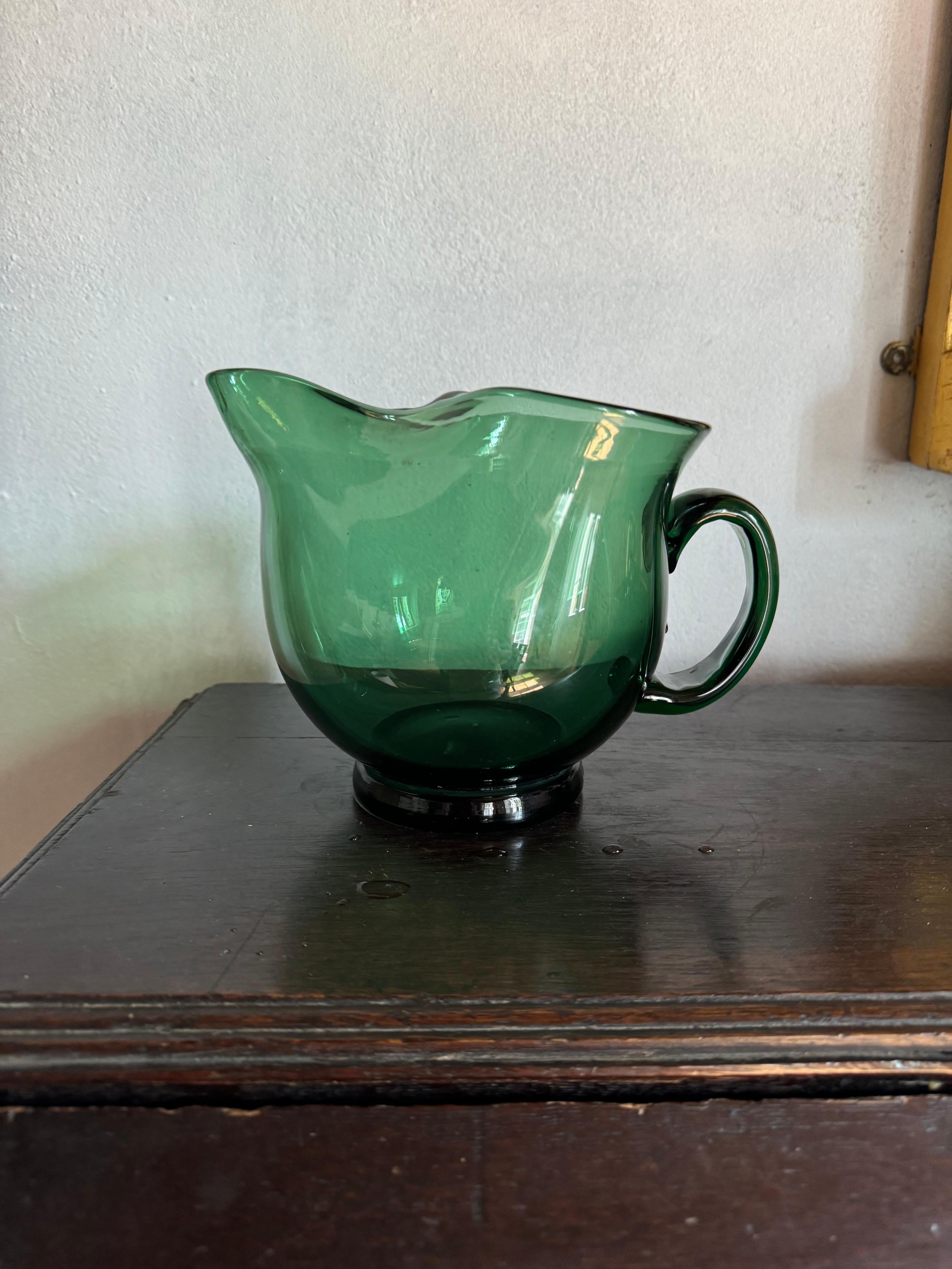 Una fabulosa jarra soplada a mano con marca de pontil. Verde. Francés c.1950's.
