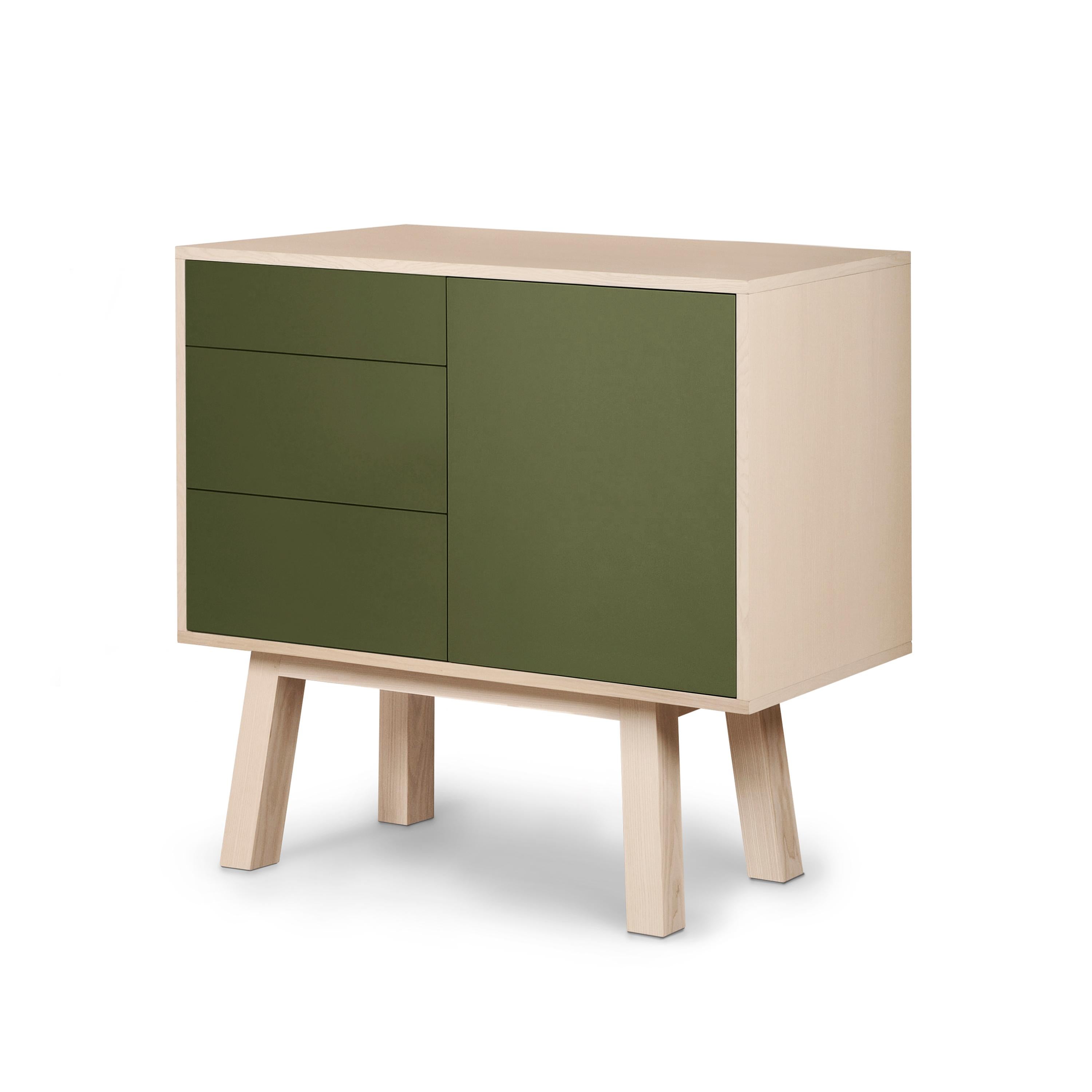 Este armario de 1 puerta y 3 cajones ha sido diseñado por Eric Gizard - París.

Está fabricada al 100% en Francia con madera maciza de fresno, chapa de madera y puertas lacadas en paneles de MDF. 

Cada puerta y cada cajón se abren con una presión