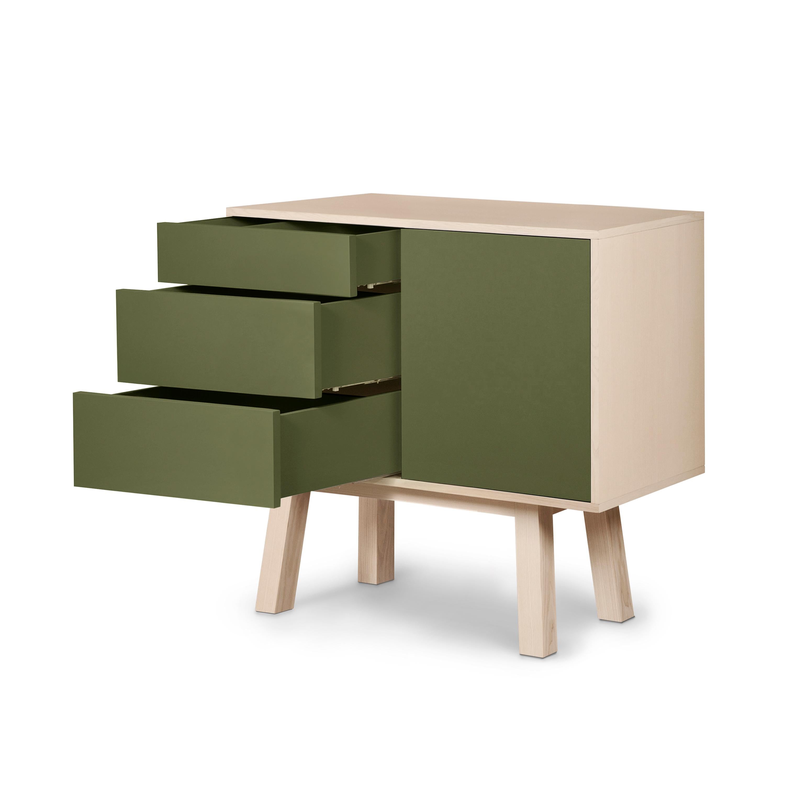 Aparador artesanal francés de 1 puerta y 3 cajones de madera verde de E. Gizard, París Escandinavo moderno en venta
