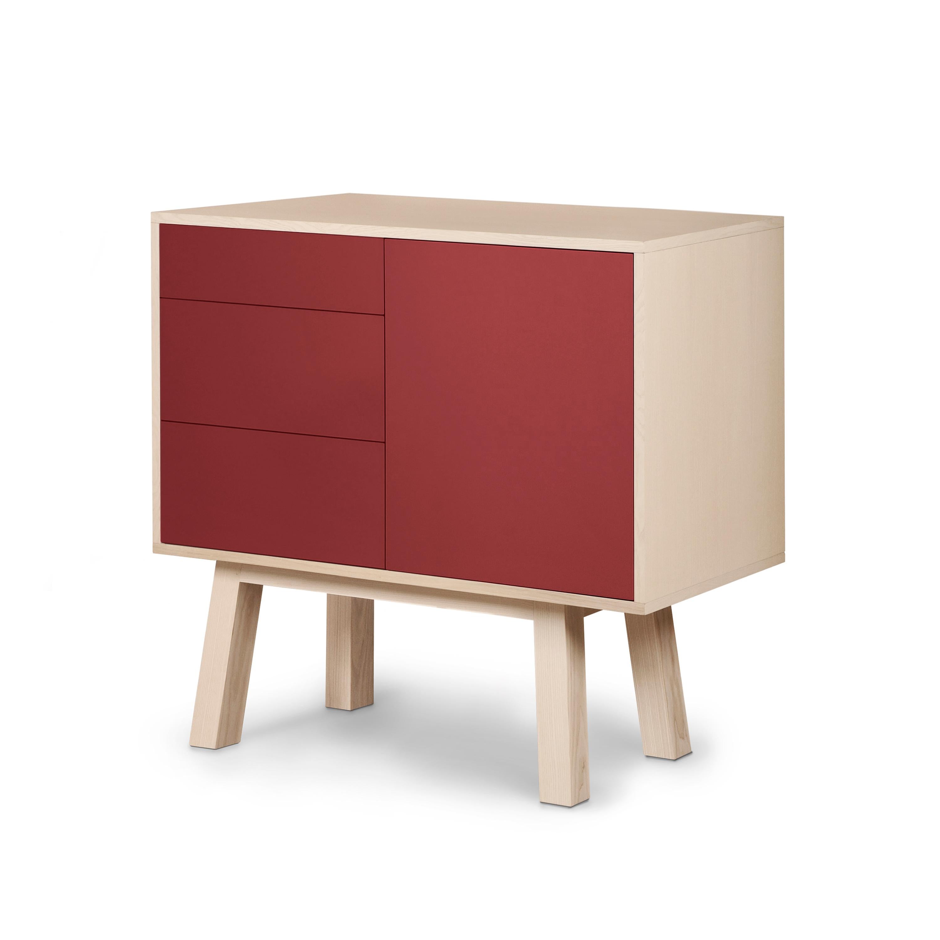 Este armario de 1 puerta y 3 cajones ha sido diseñado por Eric Gizard - París.

Está fabricada al 100% en Francia con madera maciza de fresno, chapa de madera y puertas lacadas en paneles de MDF. 

Cada puerta y cada cajón se abren con una presión