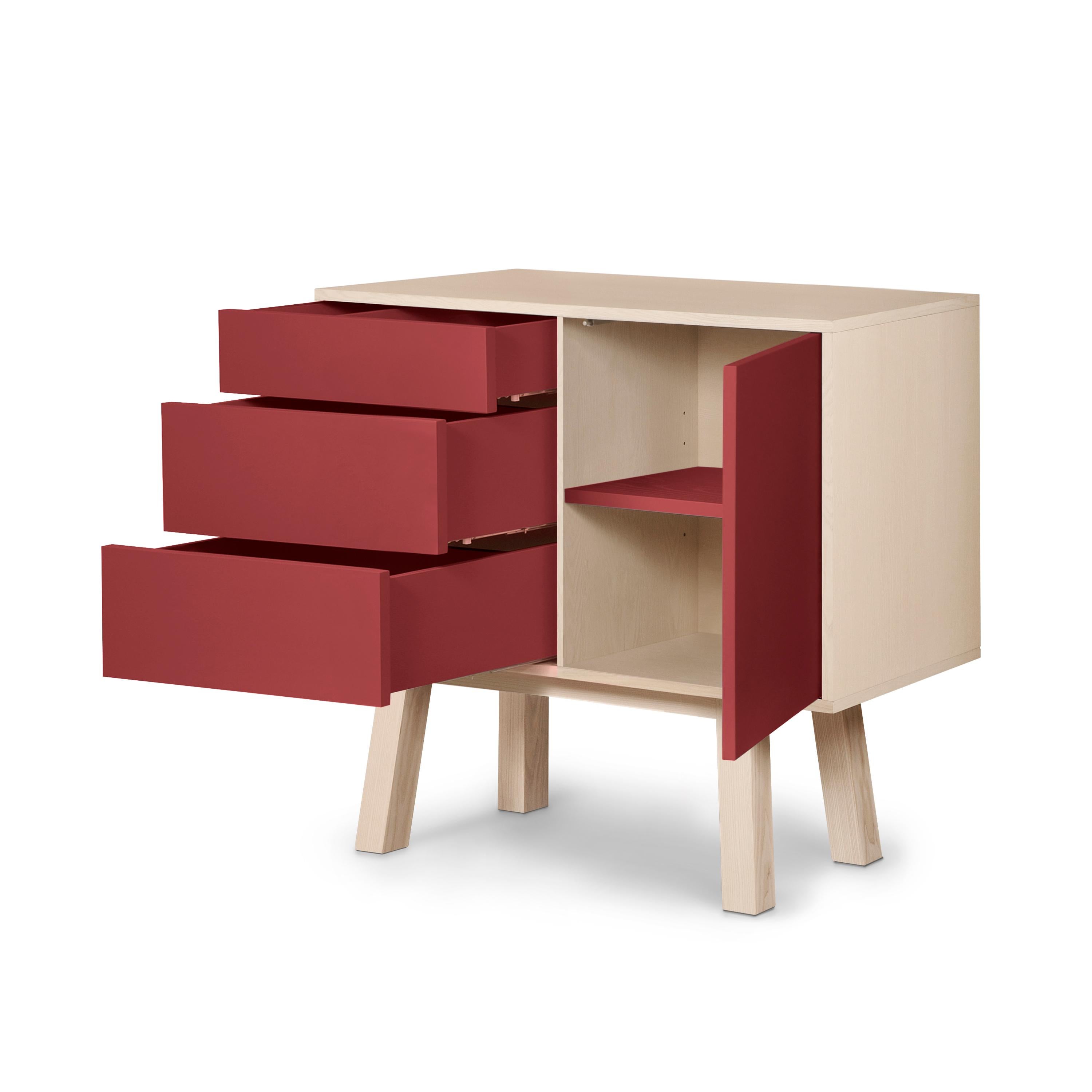 Aparador francés artesanal de madera roja de 1 puerta y 3 cajones de E. Gizard, París Escandinavo moderno en venta