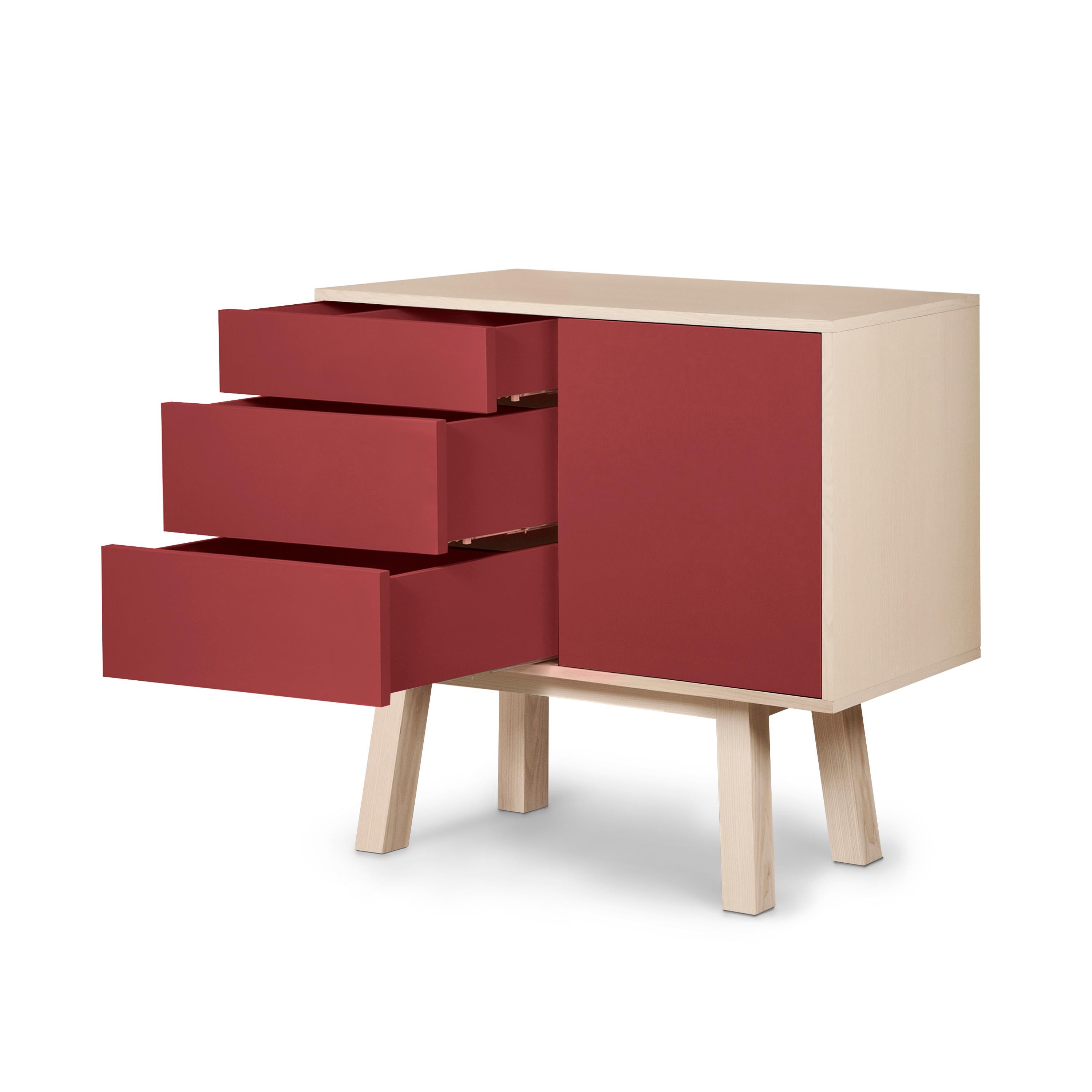 Aparador francés artesanal de madera roja de 1 puerta y 3 cajones de E. Gizard, París Francés en venta