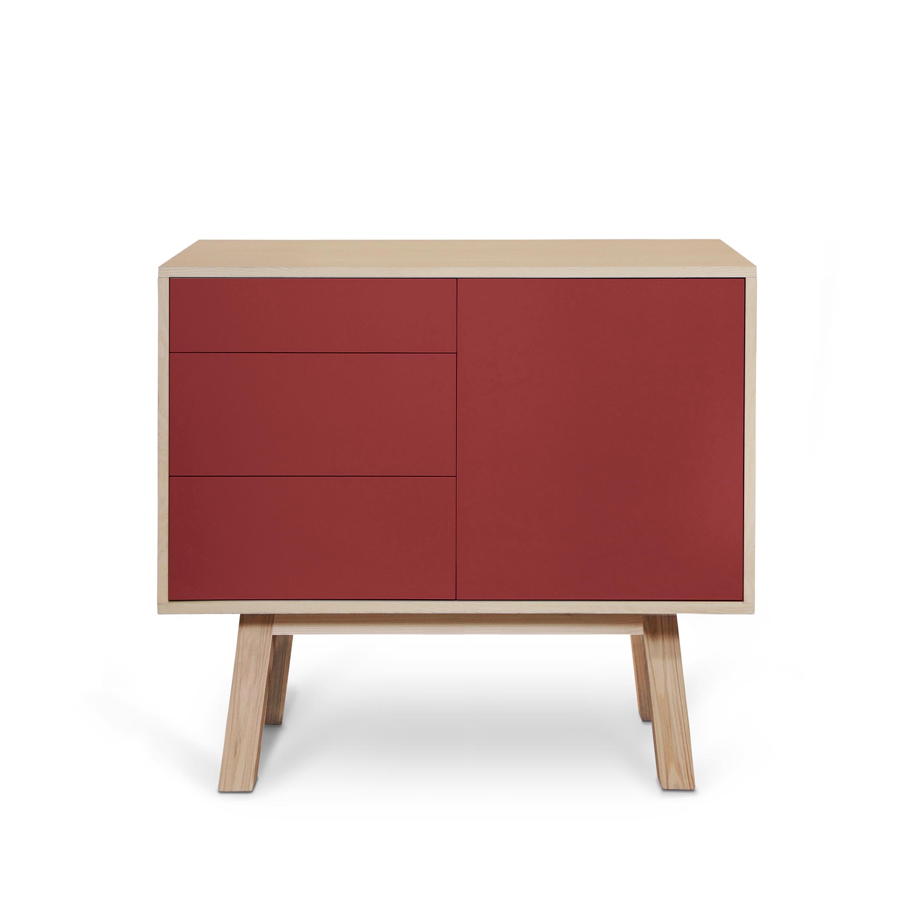 Aparador francés artesanal de madera roja de 1 puerta y 3 cajones de E. Gizard, París Lacado en venta