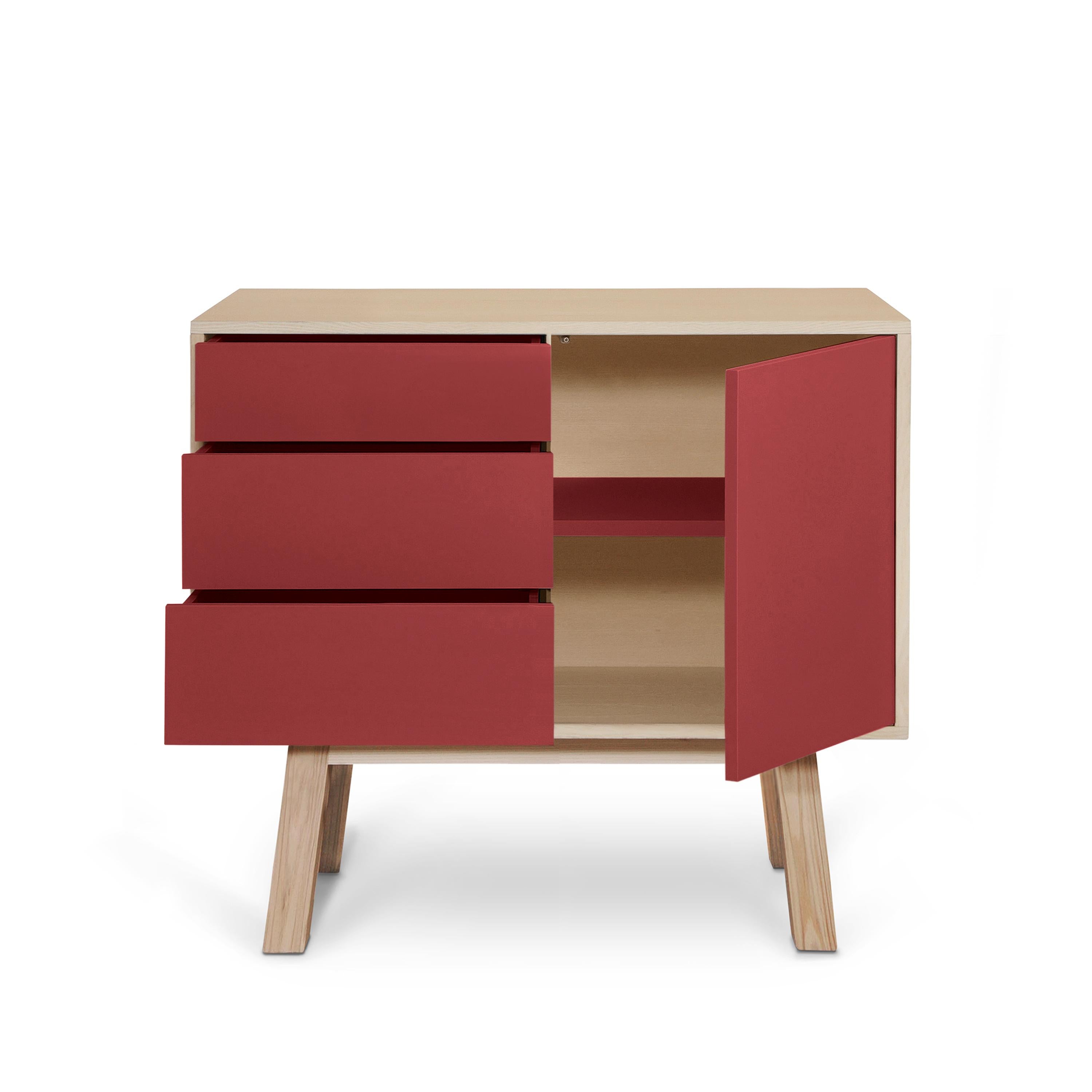 Aparador francés artesanal de madera roja de 1 puerta y 3 cajones de E. Gizard, París Siglo XXI y contemporáneo en venta
