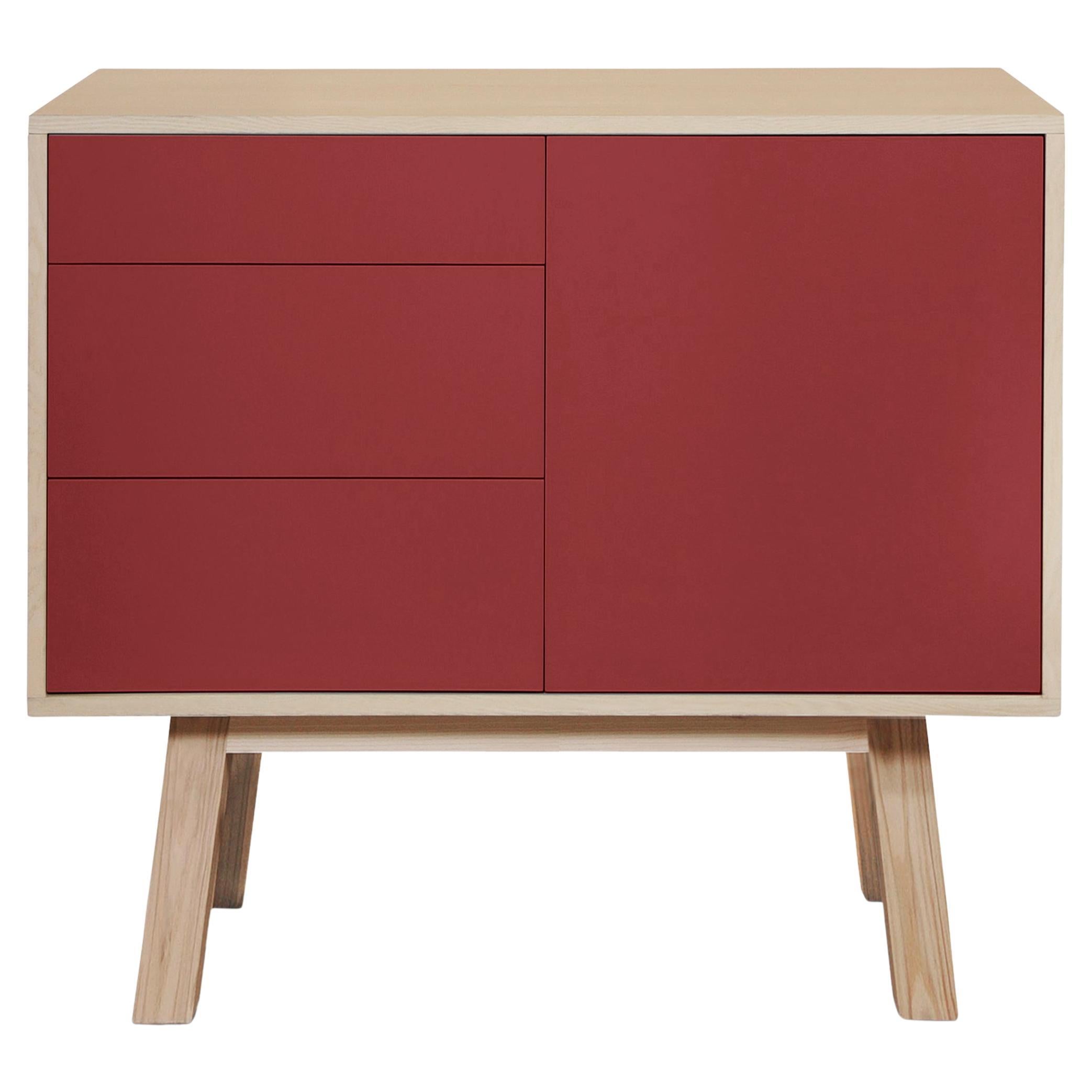 Aparador francés artesanal de madera roja de 1 puerta y 3 cajones de E. Gizard, París