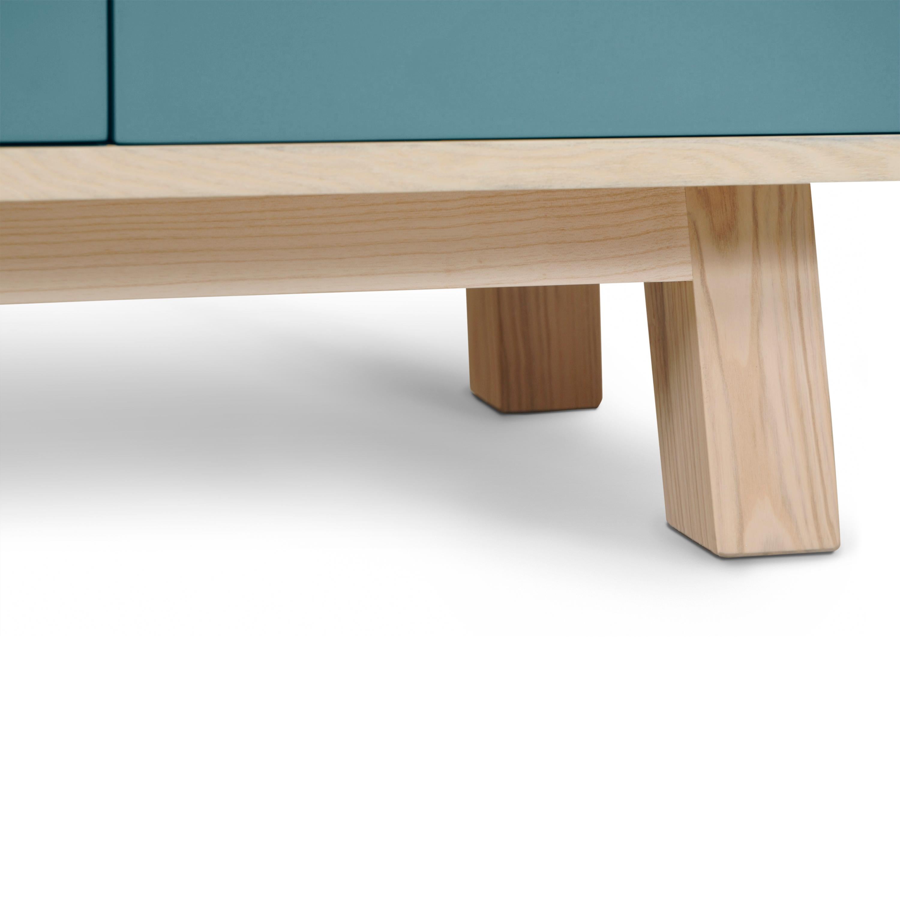 Frassino Credenza francese artigianale a 3 ante di colore azzurro, design Eric Gizard Paris in vendita