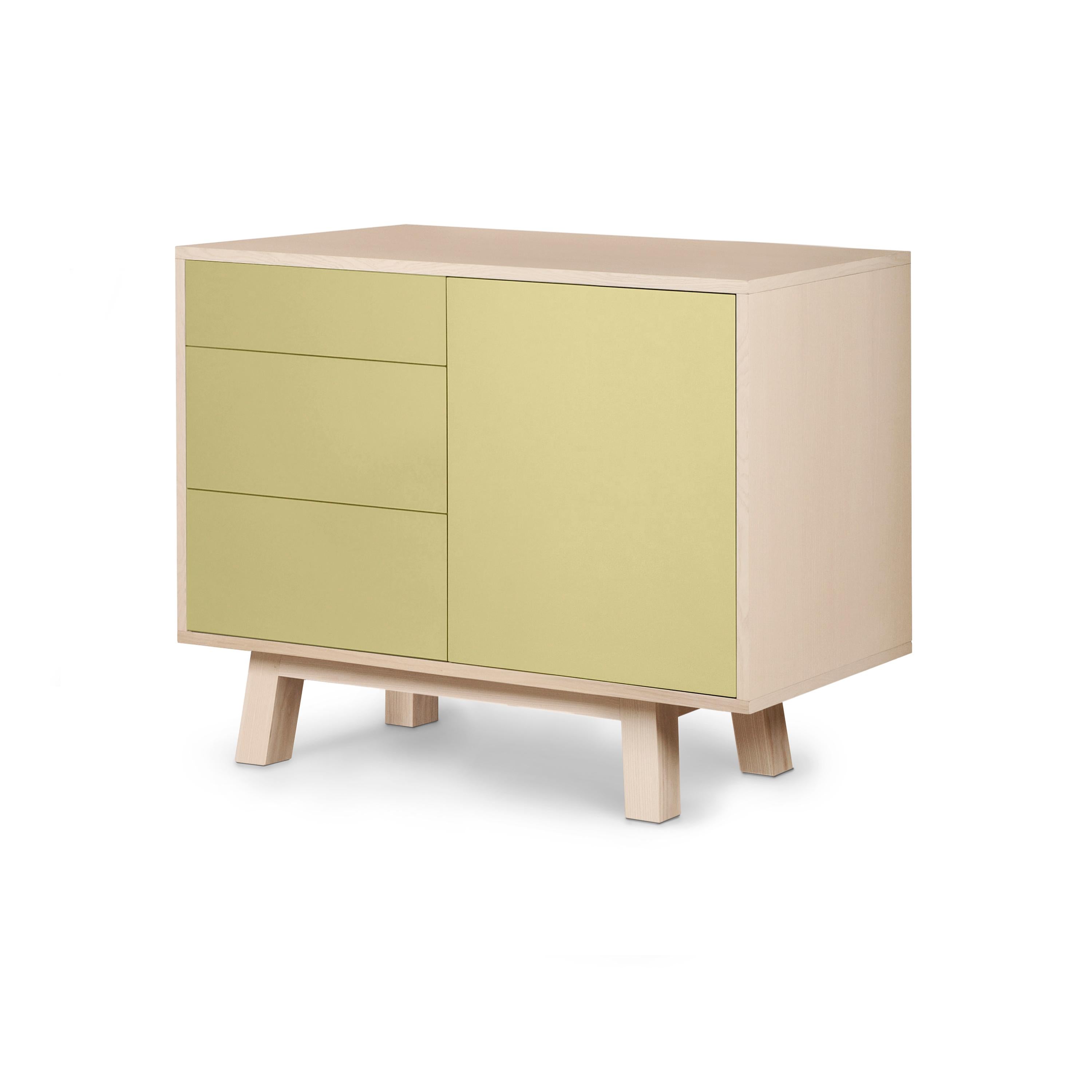 Este aparador de 1 puerta y 3 cajones ha sido diseñado por Eric Gizard - París.

Está fabricada al 100% en Francia con madera maciza de fresno, chapa de madera y puertas lacadas en paneles de MDF. 

Cada puerta y cada cajón se abren con una presión