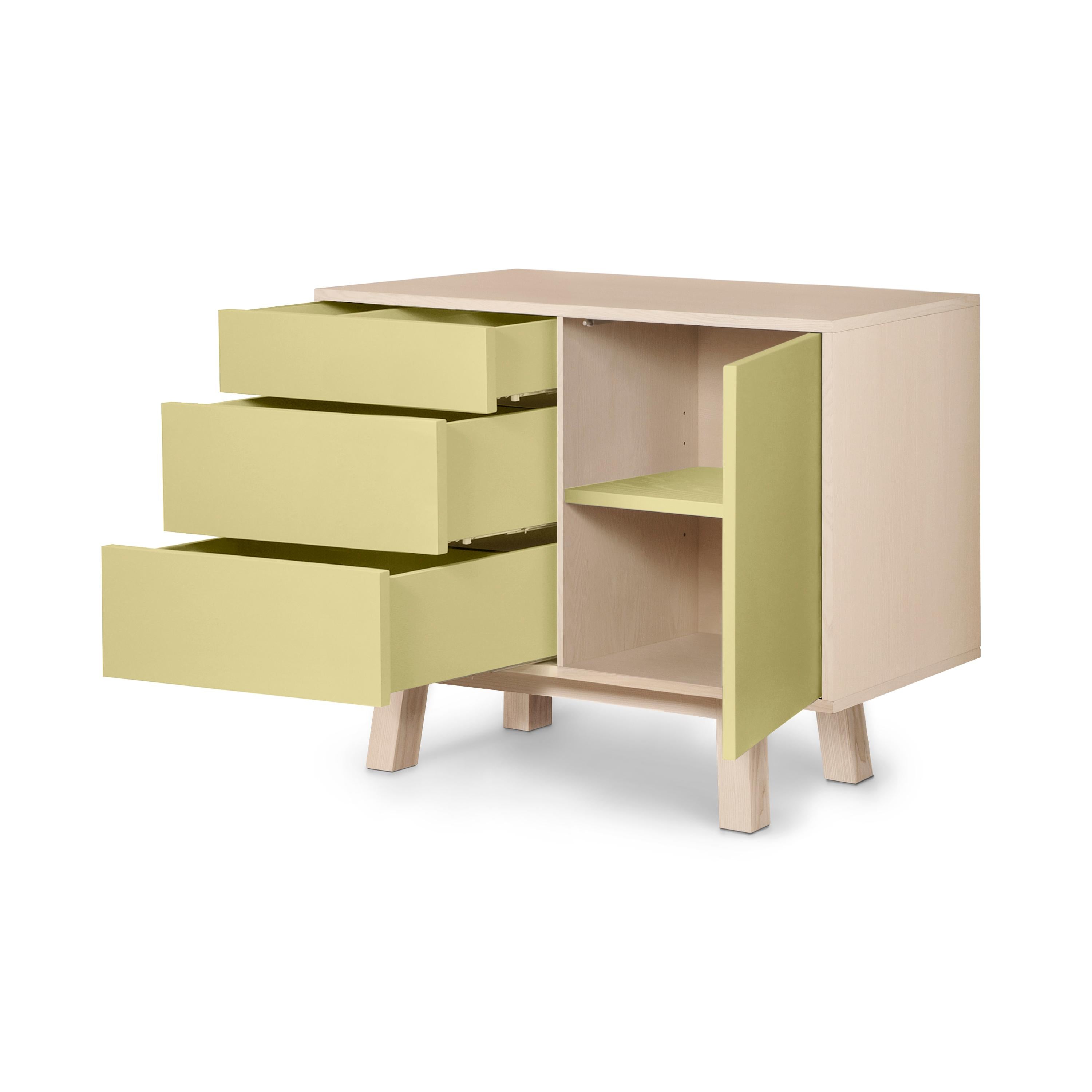Mueble bajo francés artesanal de 3 cajones de madera amarilla de Eric Gizard, París Escandinavo moderno en venta