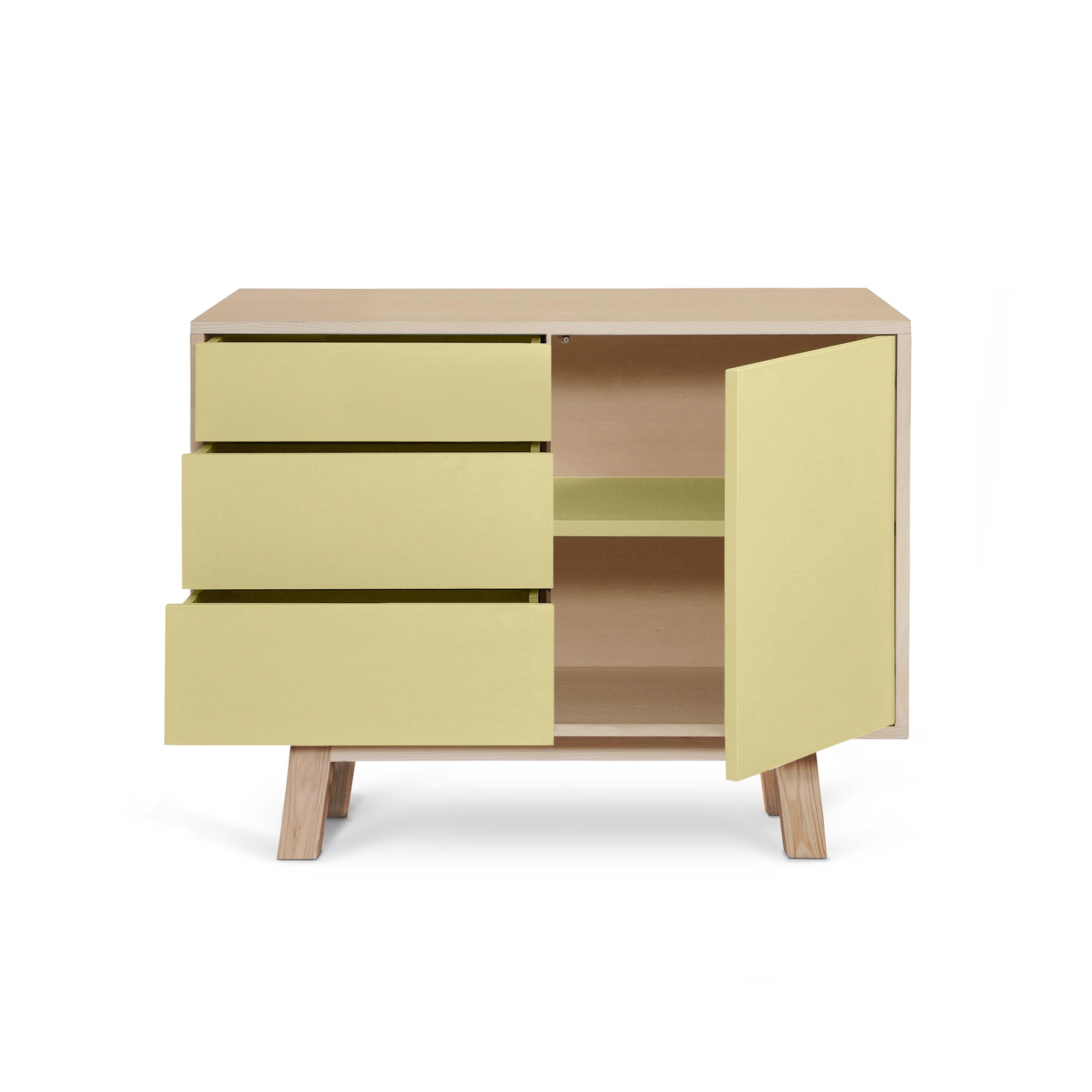 Mueble bajo francés artesanal de 3 cajones de madera amarilla de Eric Gizard, París Lacado en venta