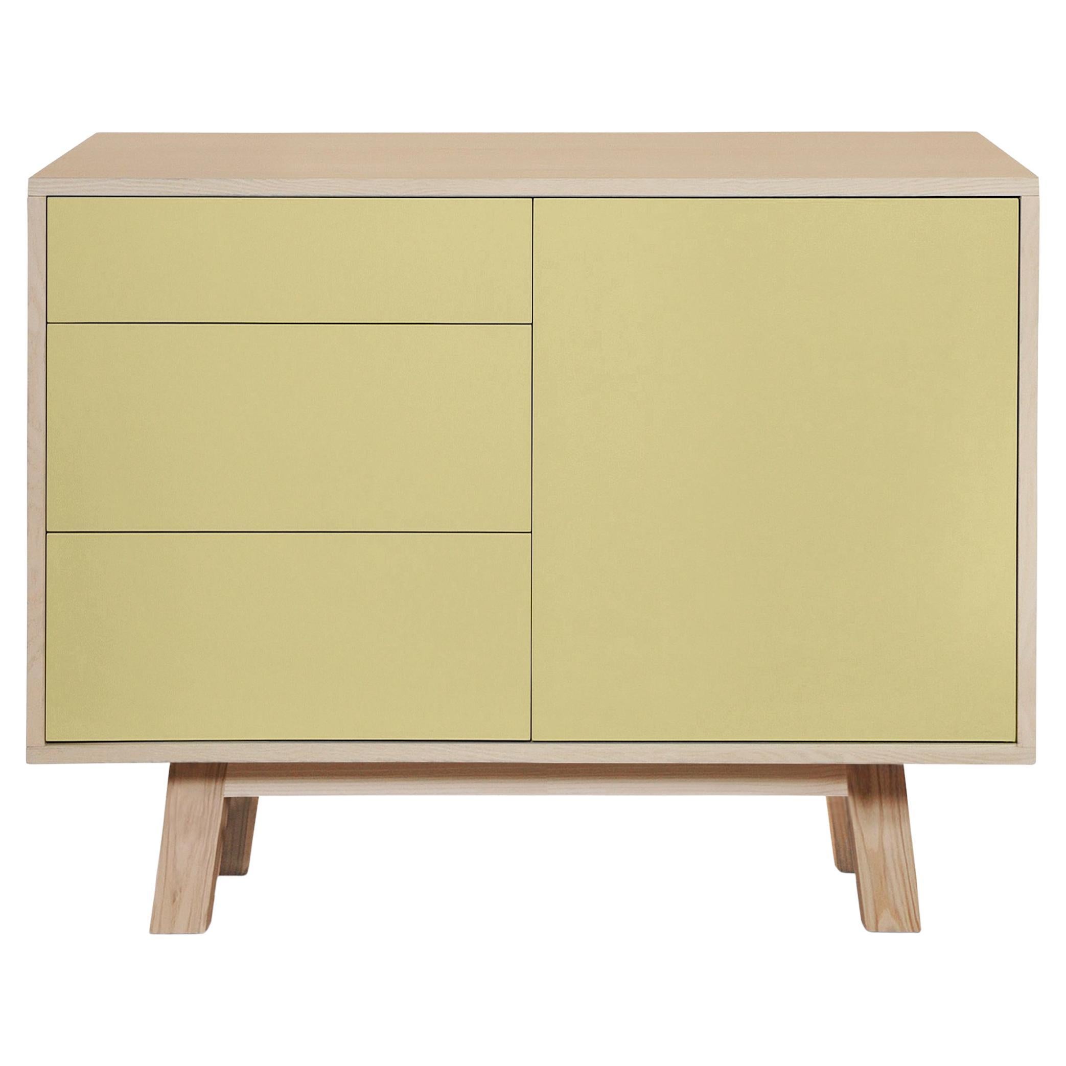 Mueble bajo francés artesanal de 3 cajones de madera amarilla de Eric Gizard, París en venta
