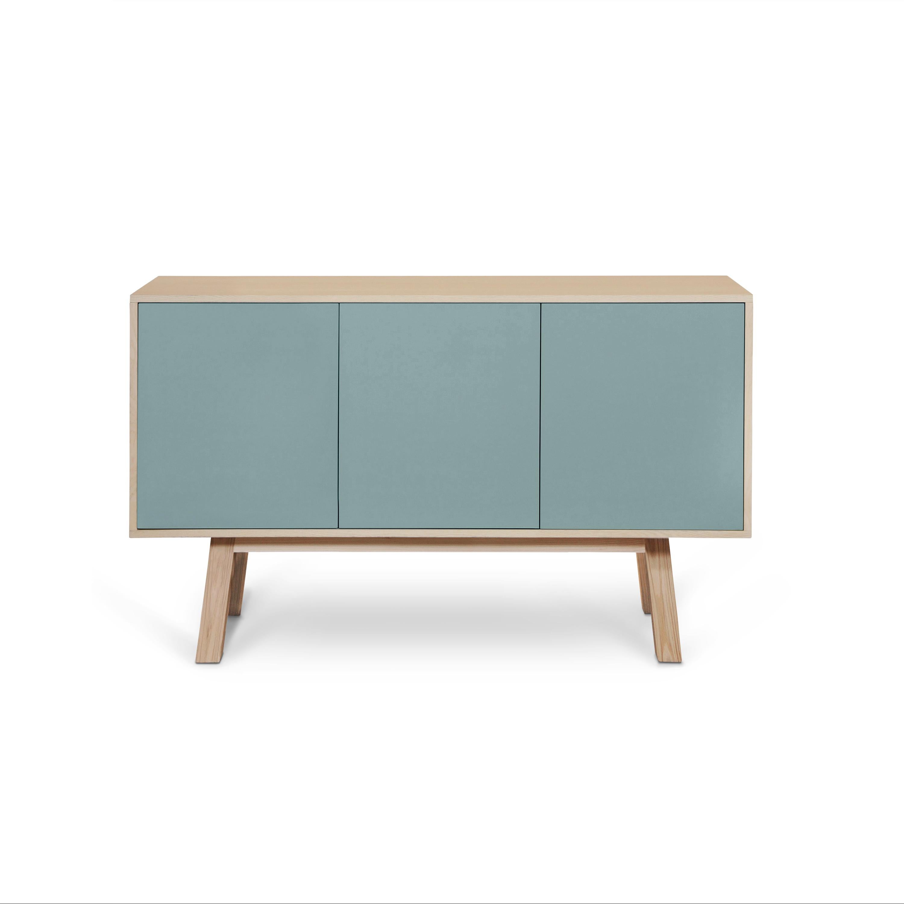 Ce buffet 3 portes est 100% fabriqué en France en chêne, placage chêne et avec des portes laquées en panneaux MDF. 

Les 3 portes s'ouvrent par une pression 