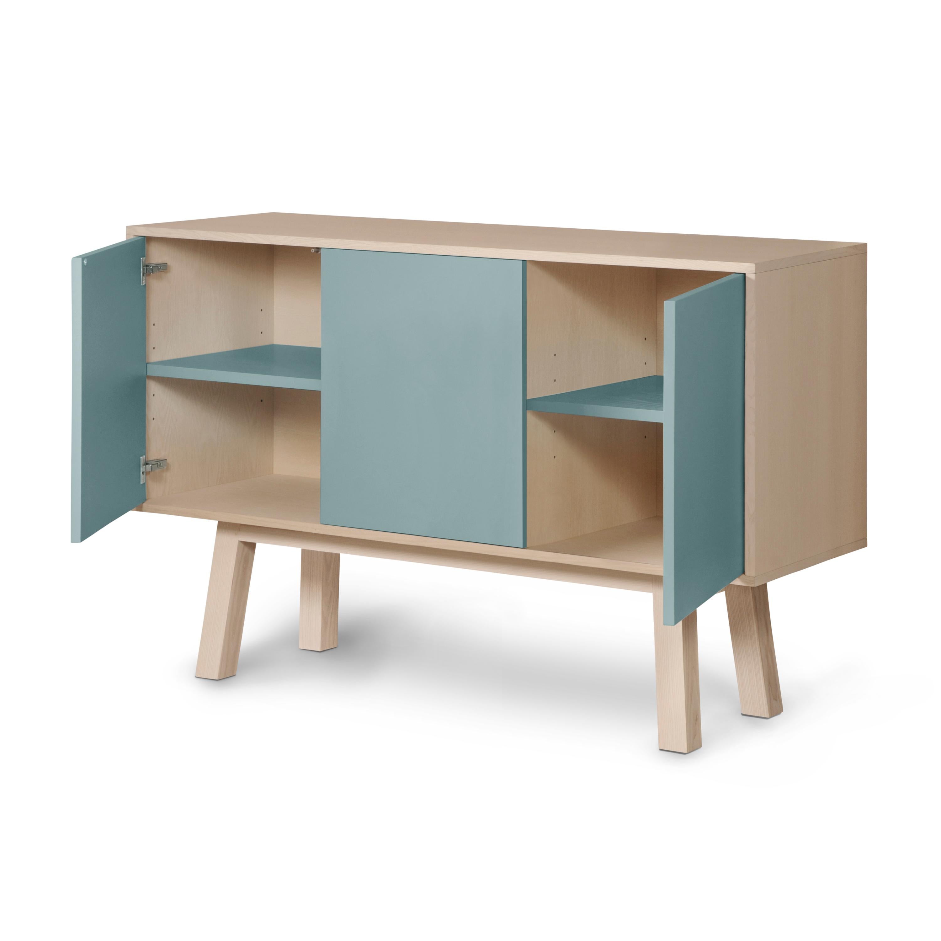 Scandinave moderne Buffet à 3 portes bleu-gris, fabriqué à la main par le designer Eric Gizard Paris en vente
