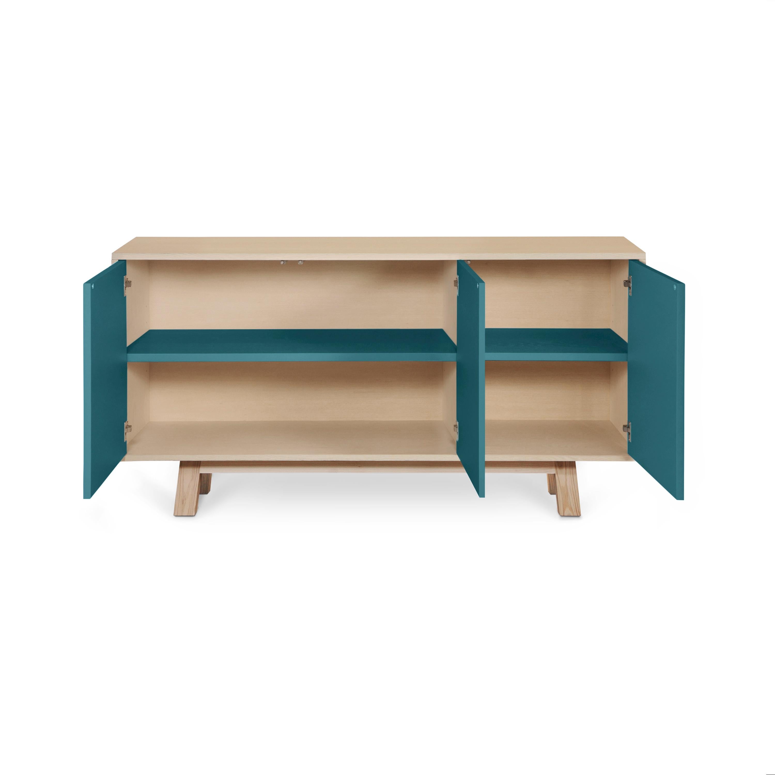 Questa credenza a 3 ante è realizzata al 100% in Francia in rovere, rovere impiallacciato e con ante laccate in pannelli MDF. 

Le 3 porte si aprono con una pressione 
