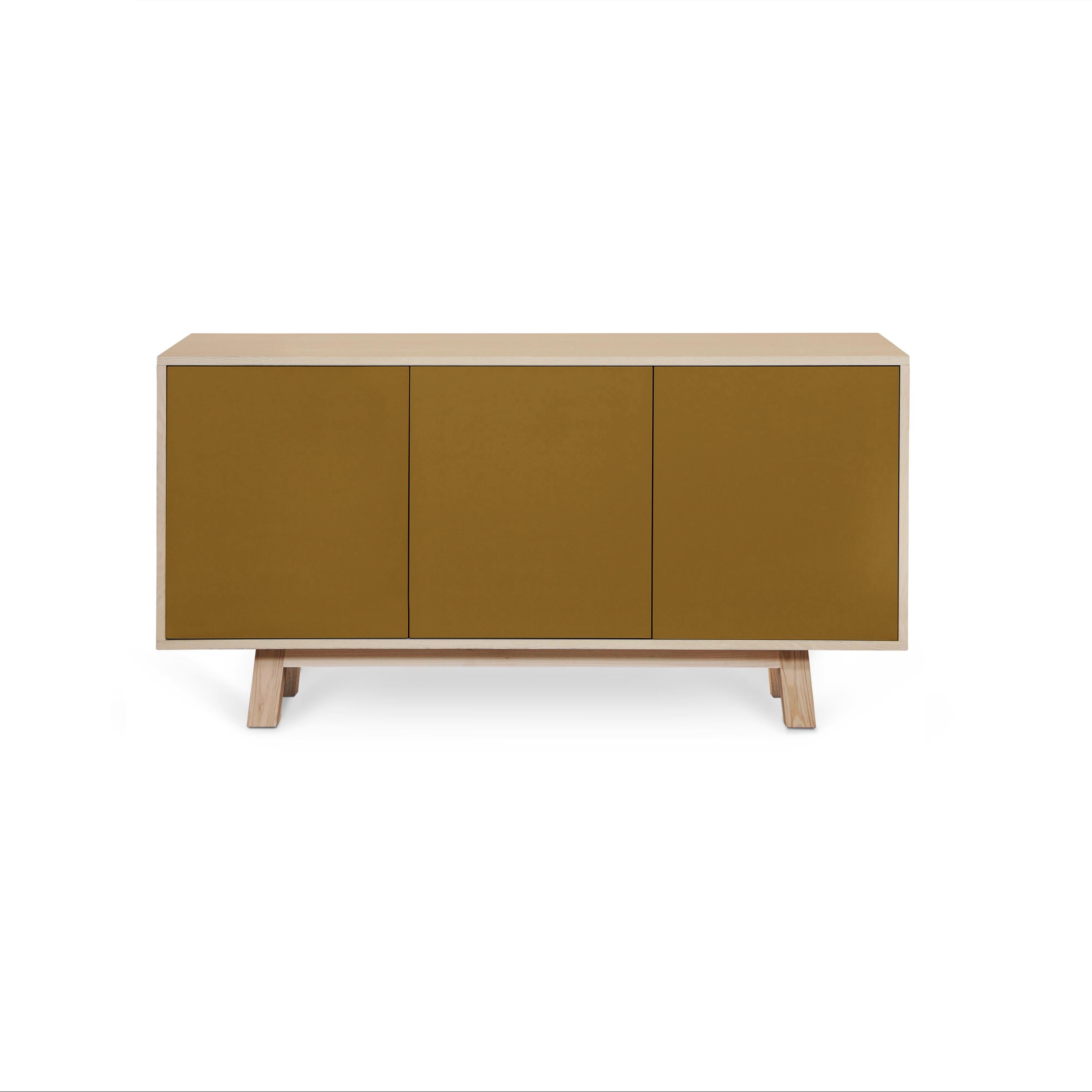 Questa credenza a 3 ante è realizzata al 100% in Francia in rovere, rovere impiallacciato e con ante laccate in pannelli MDF. 

Le 3 porte si aprono con una pressione 