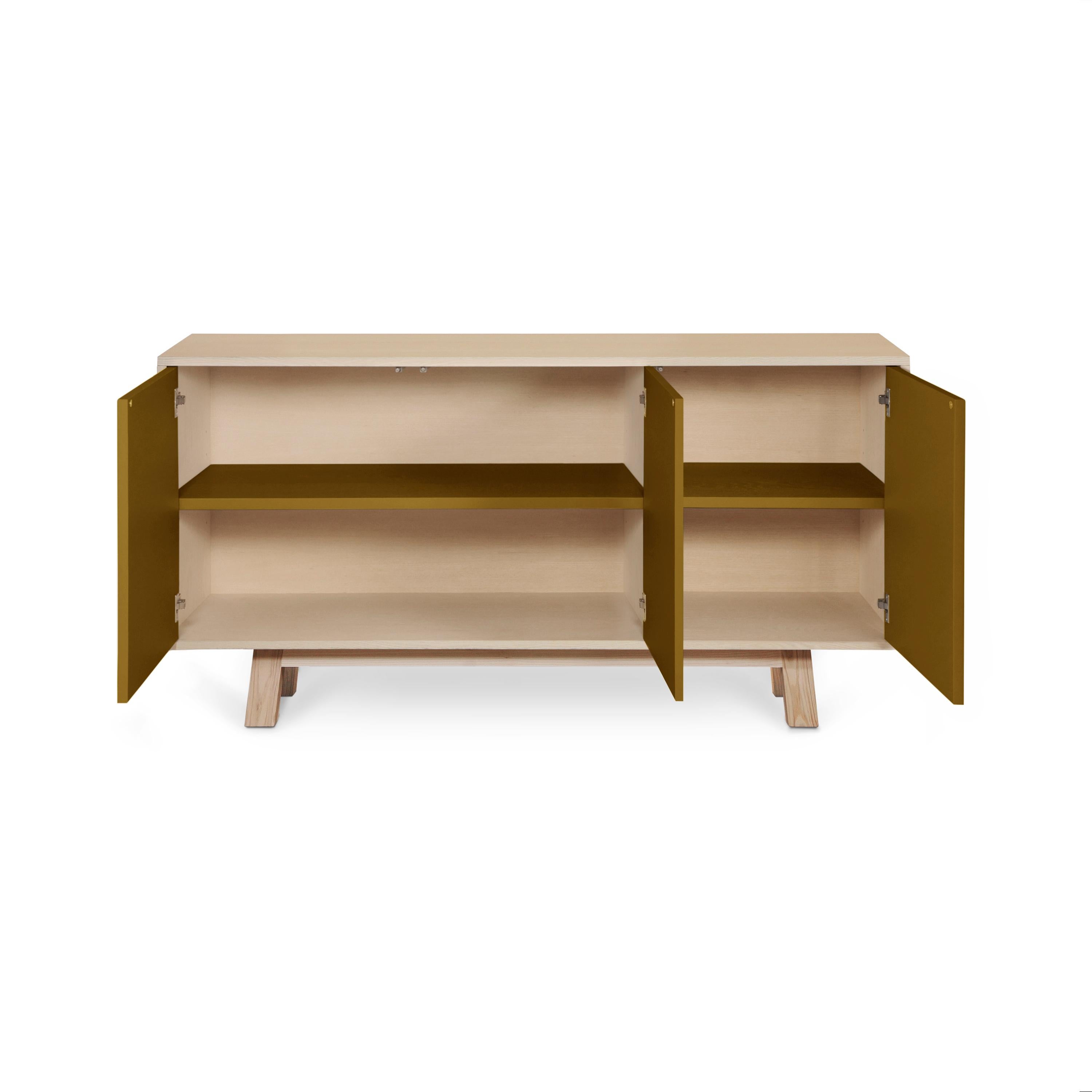 Scandinavo moderno Credenza francese a 3 ante color foglia di tabacco, realizzata a mano da Eric Gizard Paris in vendita