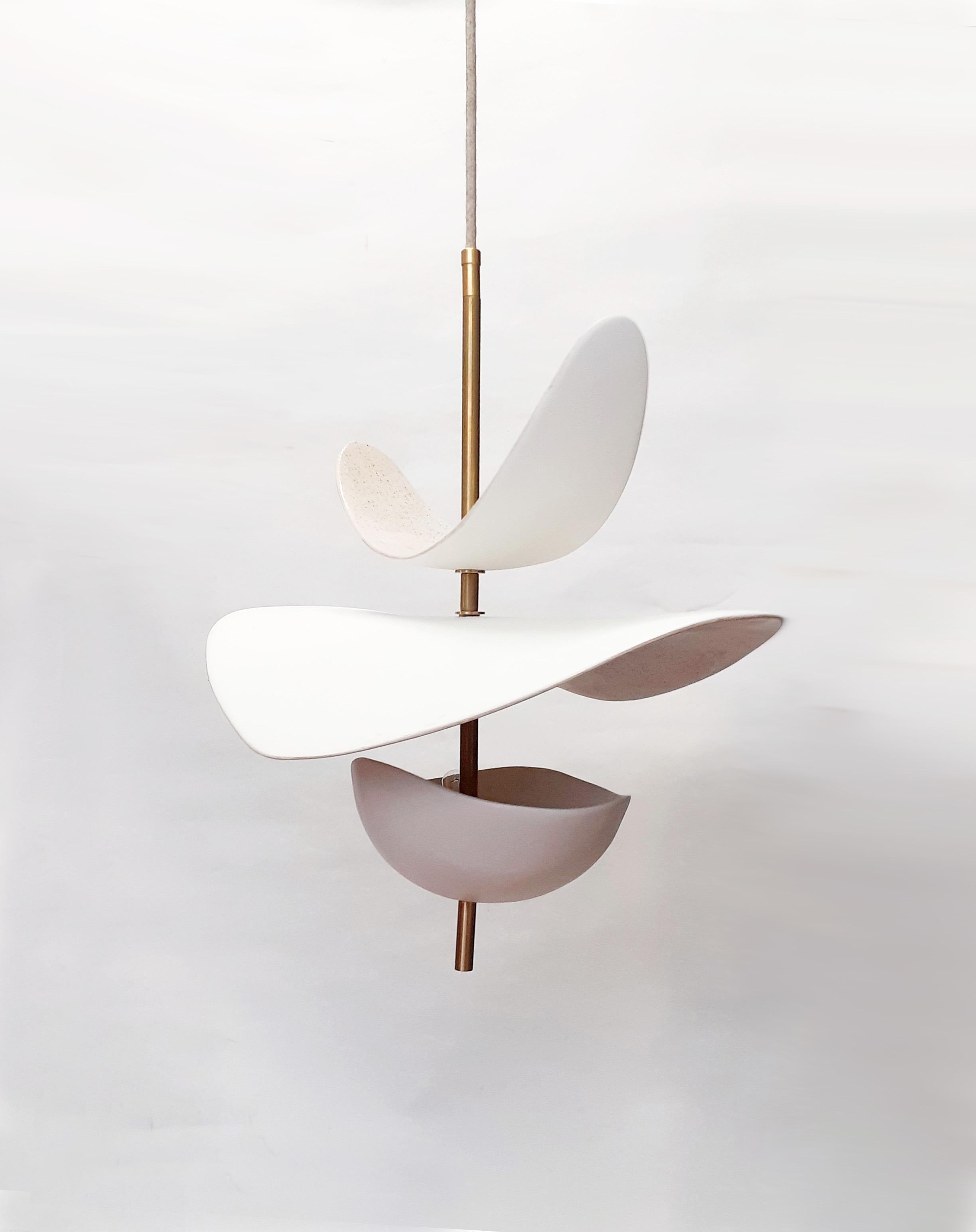 Sculptural ceramic suspension.
Poetic and organic design handmade by Elsa Foulon Studio in her Parisian workshop.
Enameled ceramic, brass structure and cotton electric wire.
This suspension can be installed as you wish. Whatever height you prefer